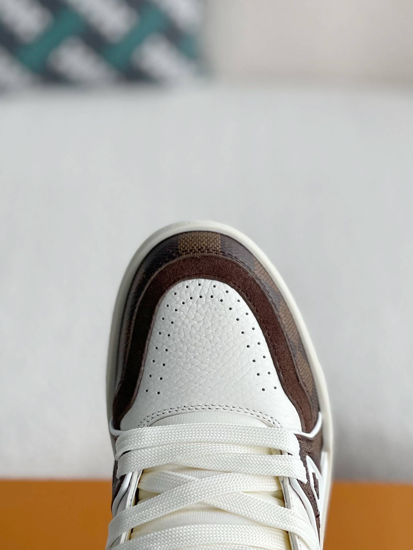 L*V TRAINER SNEAKERS