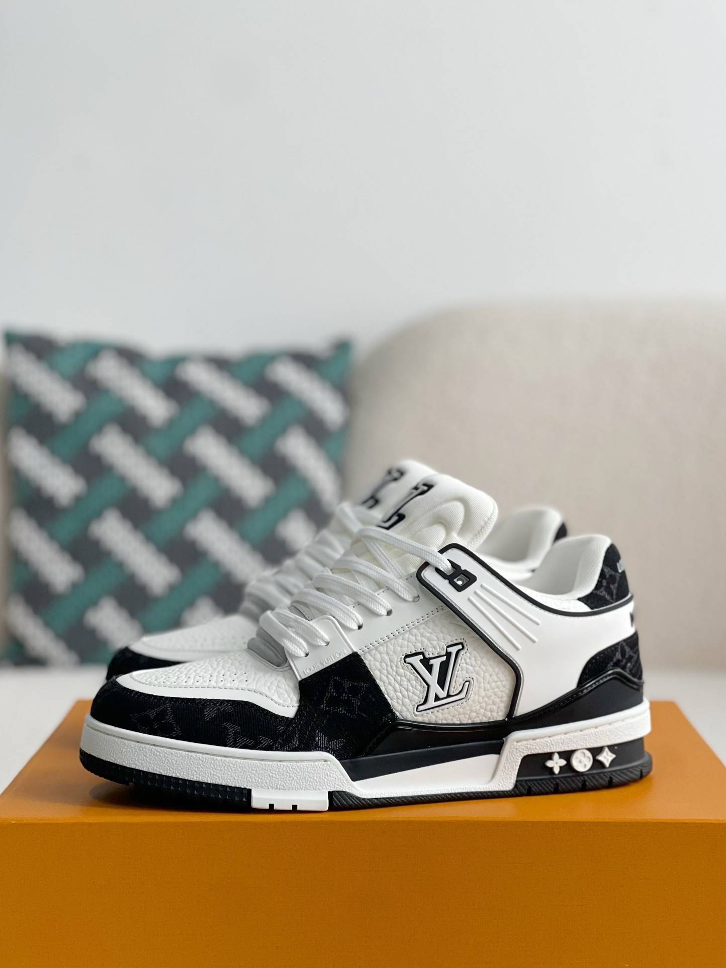 L*V SNEAKERS