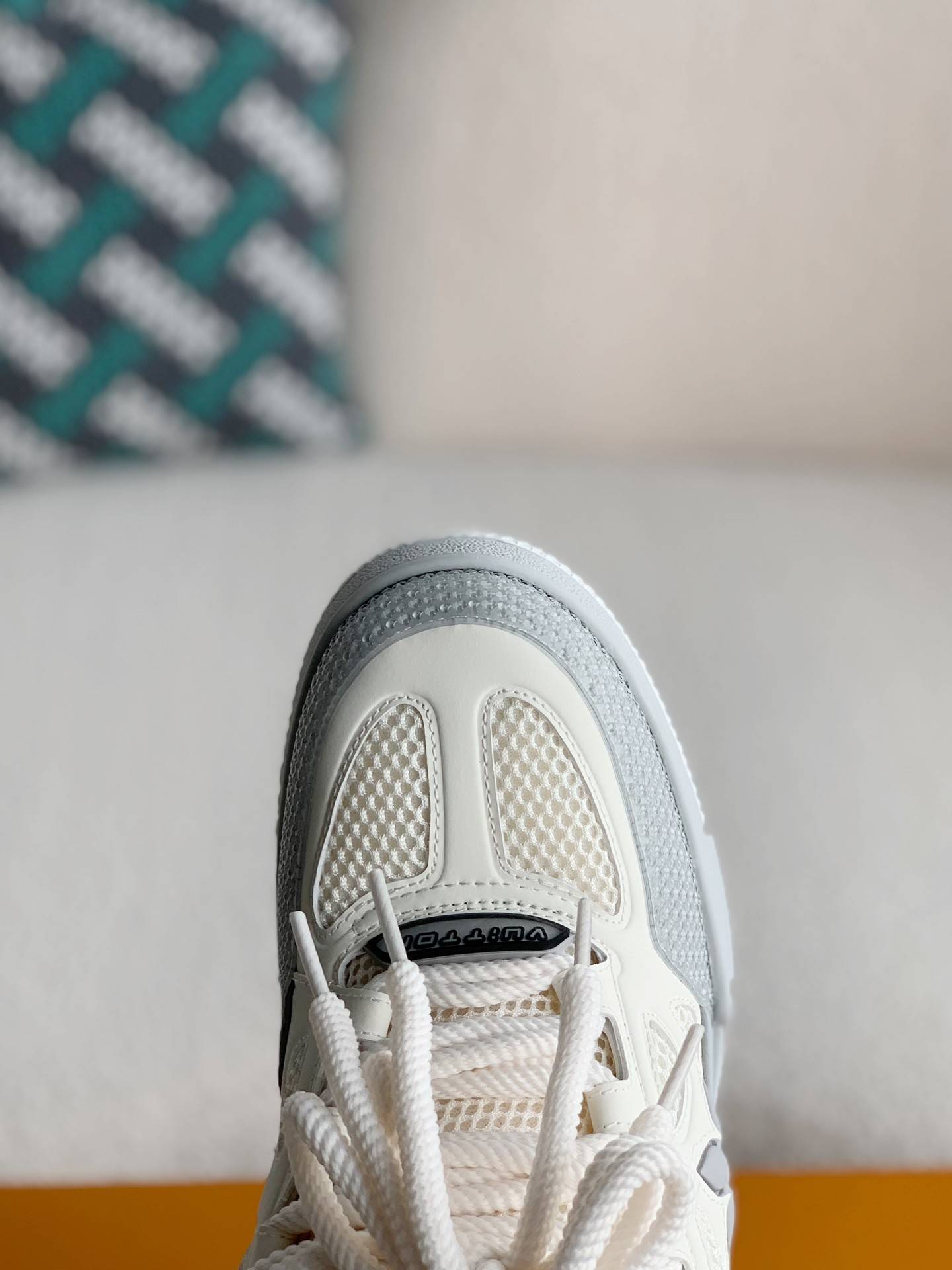 L*V RUNNER TATIC sneakers