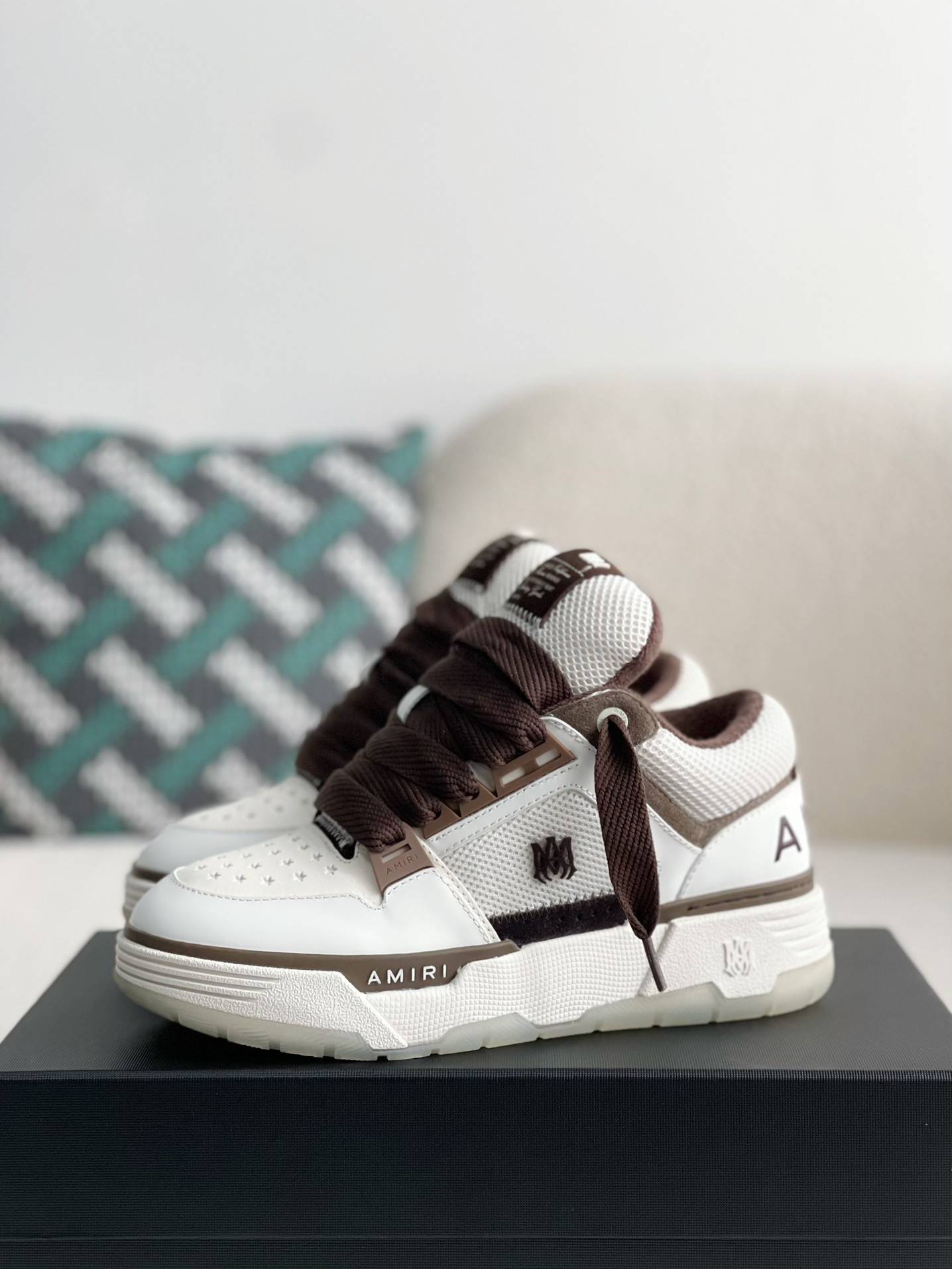 A*RI sneaker