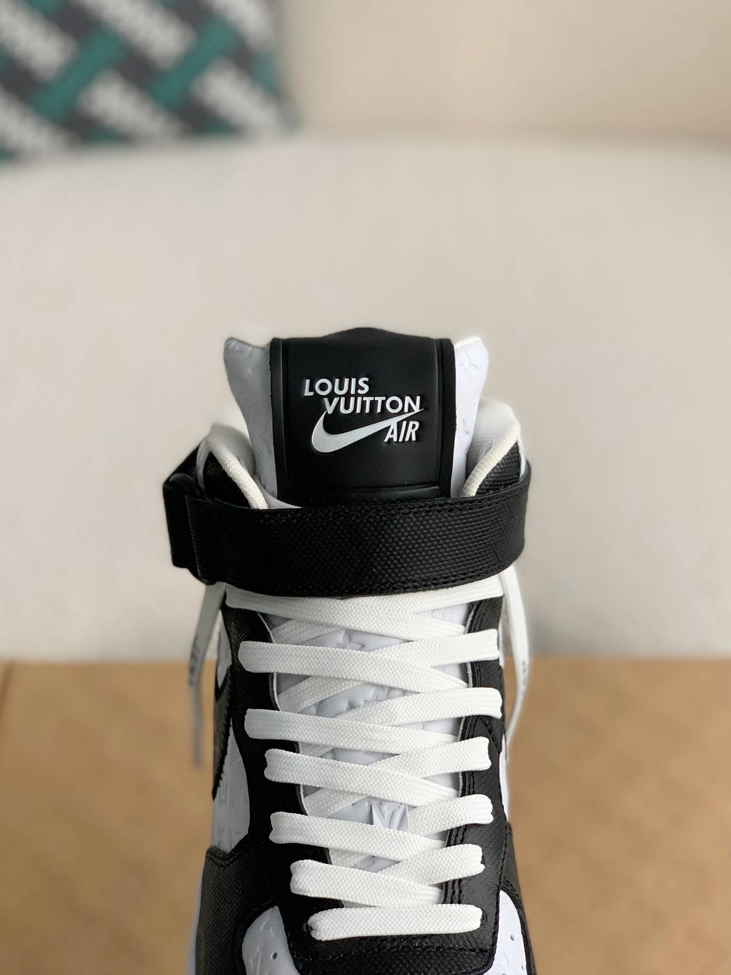 L*V SNEAKERS