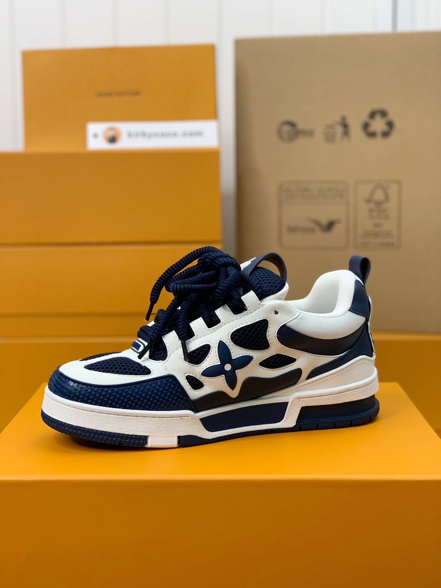 L*V RUNNER TATIC Sneakers