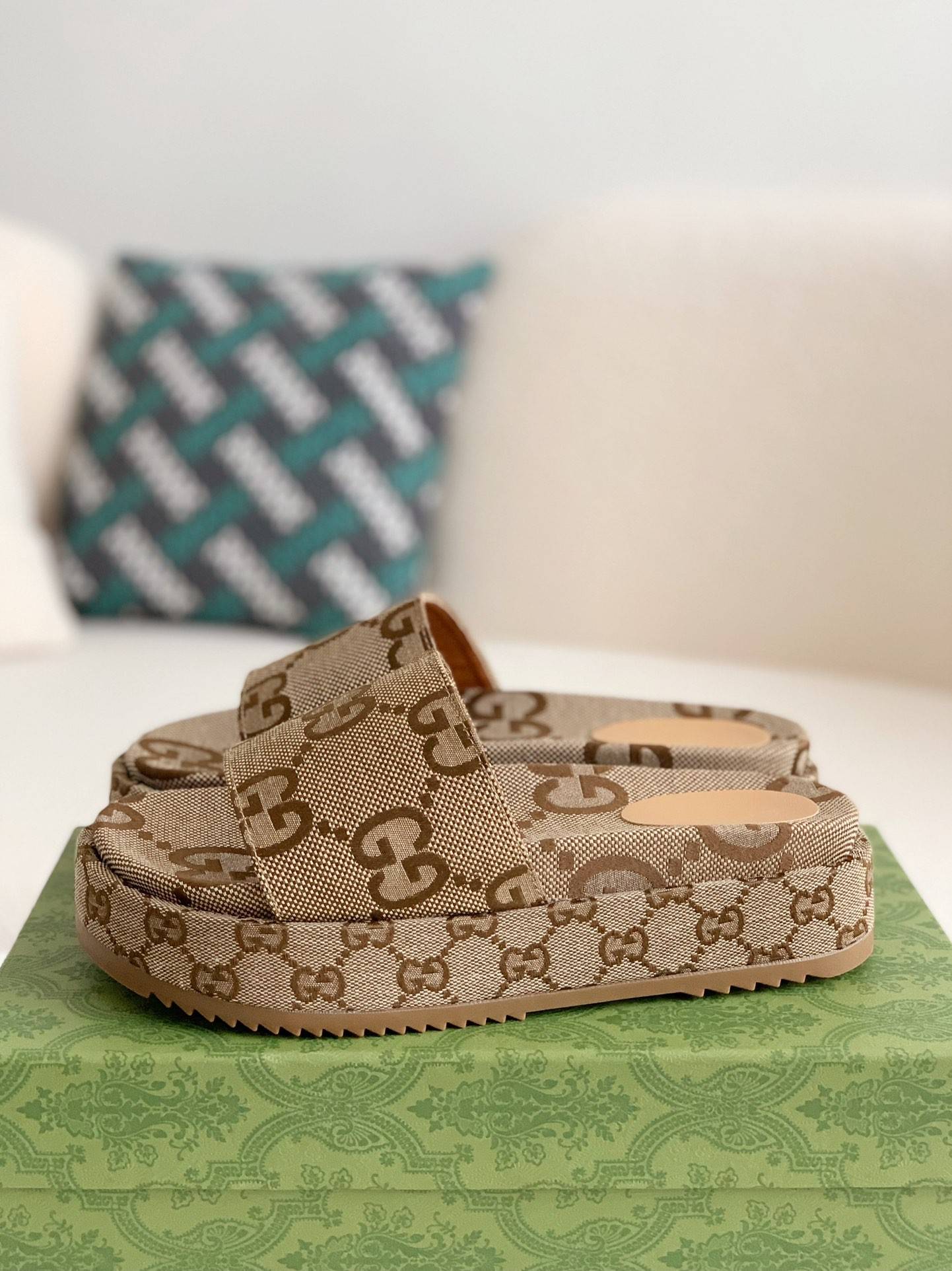 GU*ILadies Slippers
