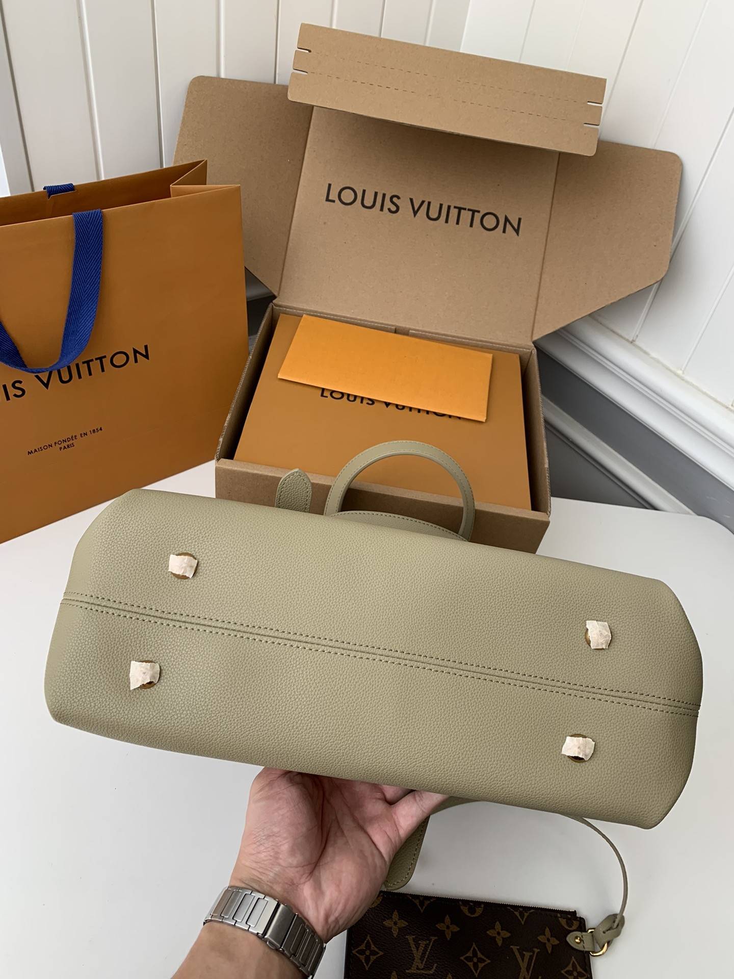 L*V Low Key Cabas Mid -number Handbag M25343 Size: 30*14*47cm