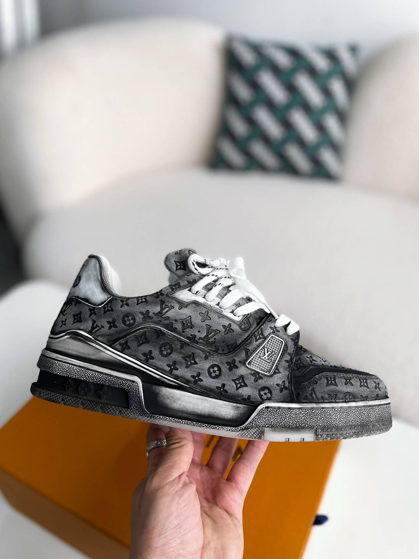 L*V TRAINER SNEAKERS