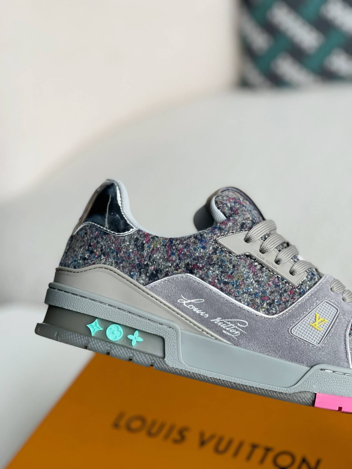 L*V SNEAKERS