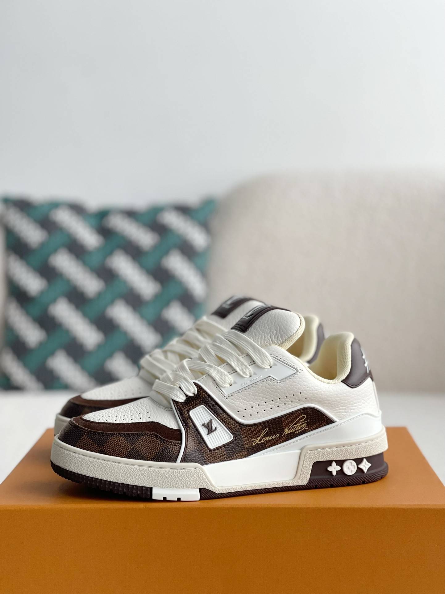 L*V TRAINER SNEAKERS
