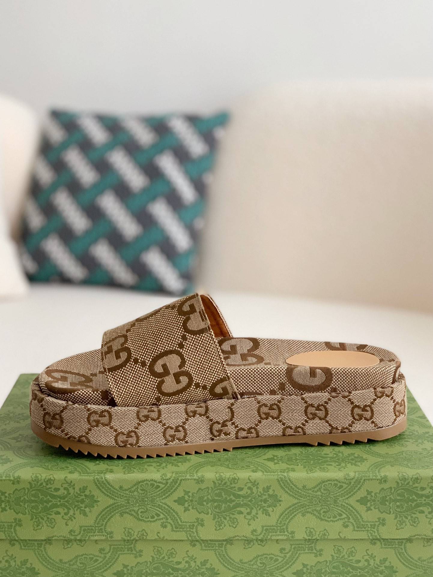 GU*ILadies Slippers