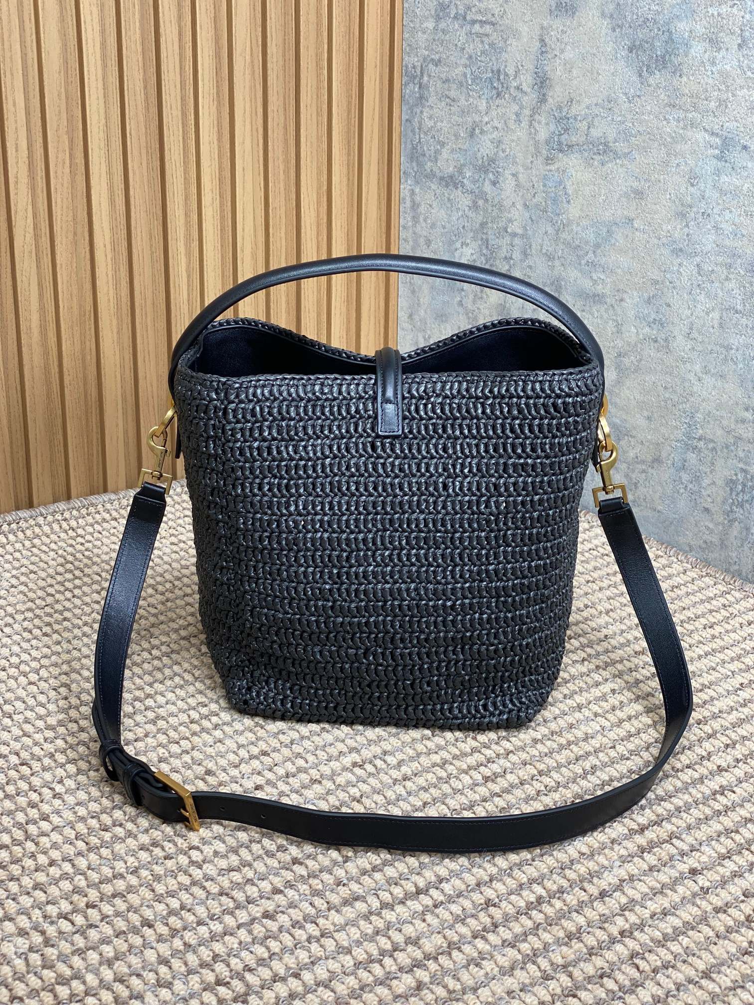 YSL Saint Laurent original leather YSL bucket bag, raffia and vegetable tanned stitching, with adjustable and detachable shoulder strap size 20x25x16cm Code: 742828