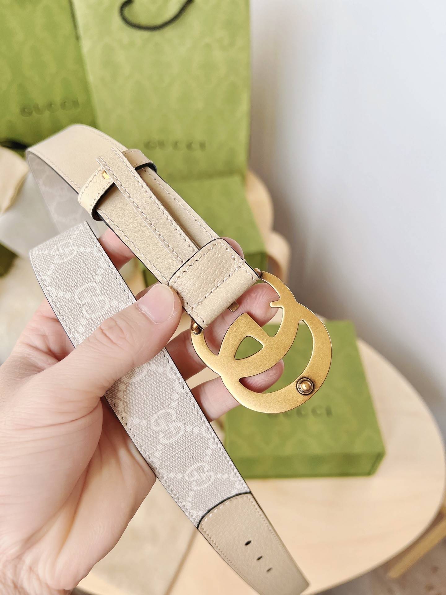 G*u*i ladies belt