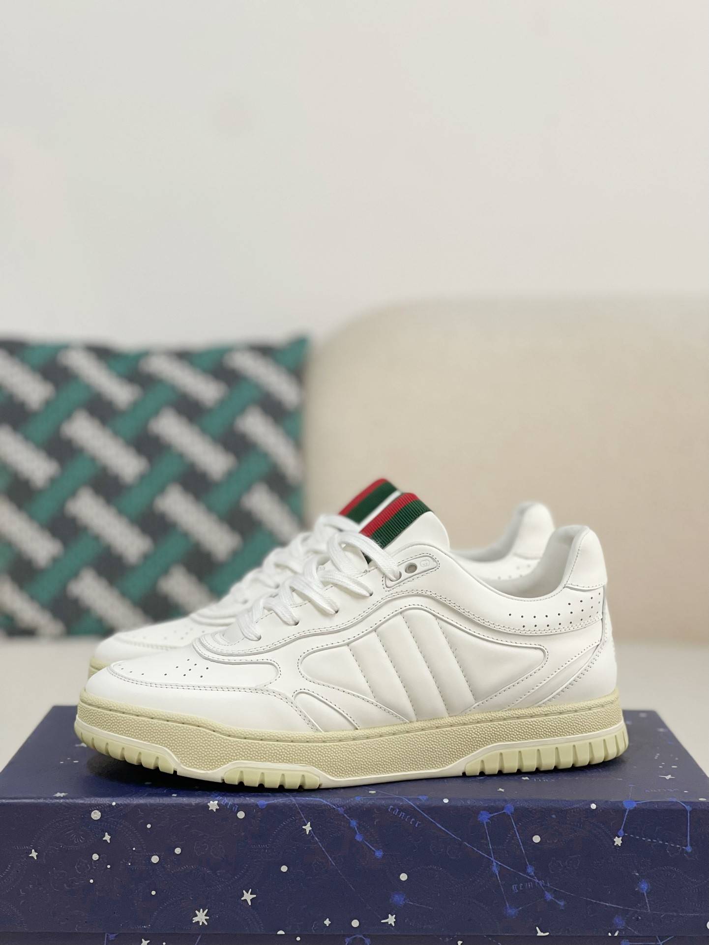 GU*INew Sneakers