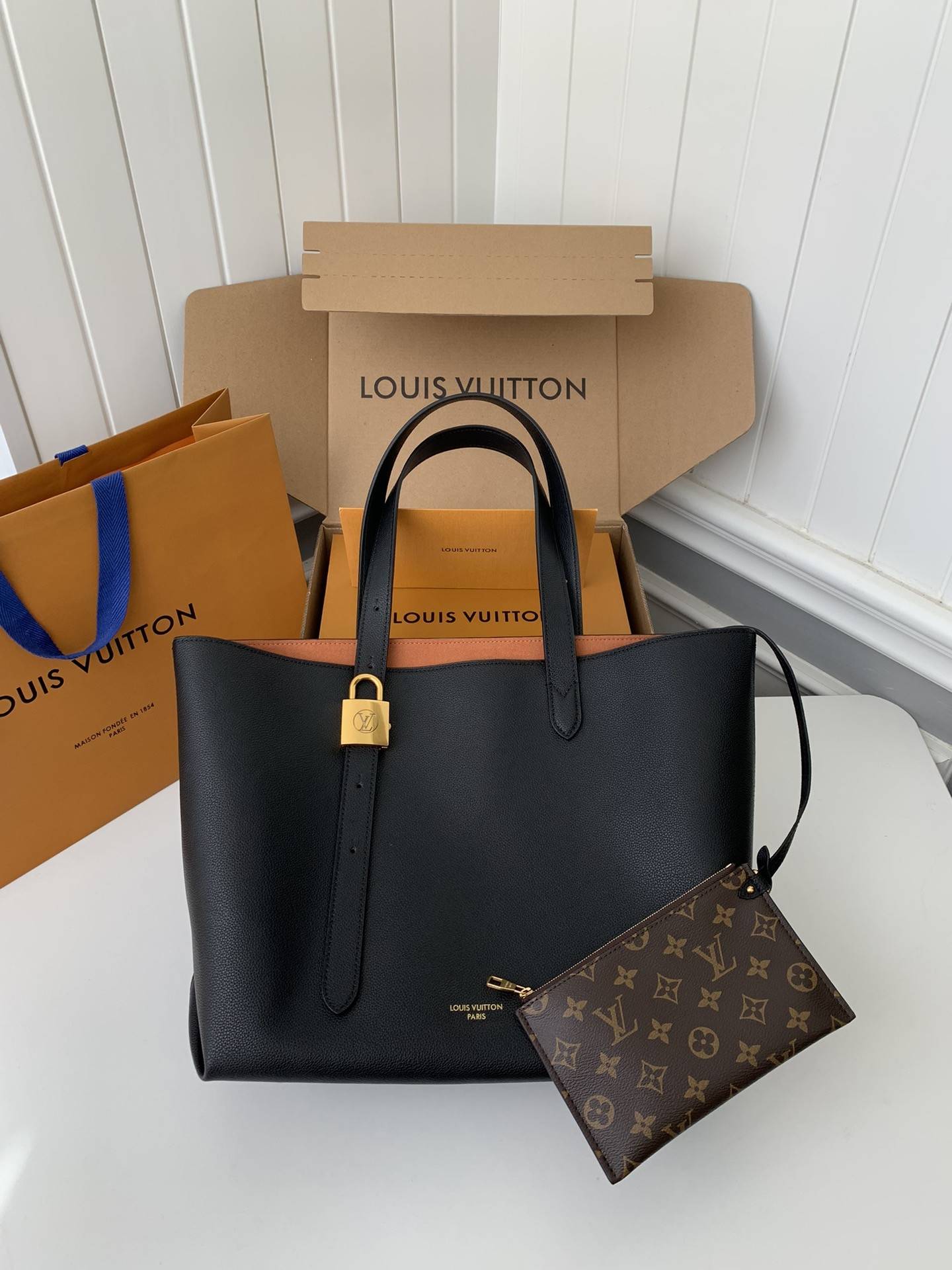 L*V Low Key Cabas Mid -number Handbag M25343 Size: 30*14*47cm