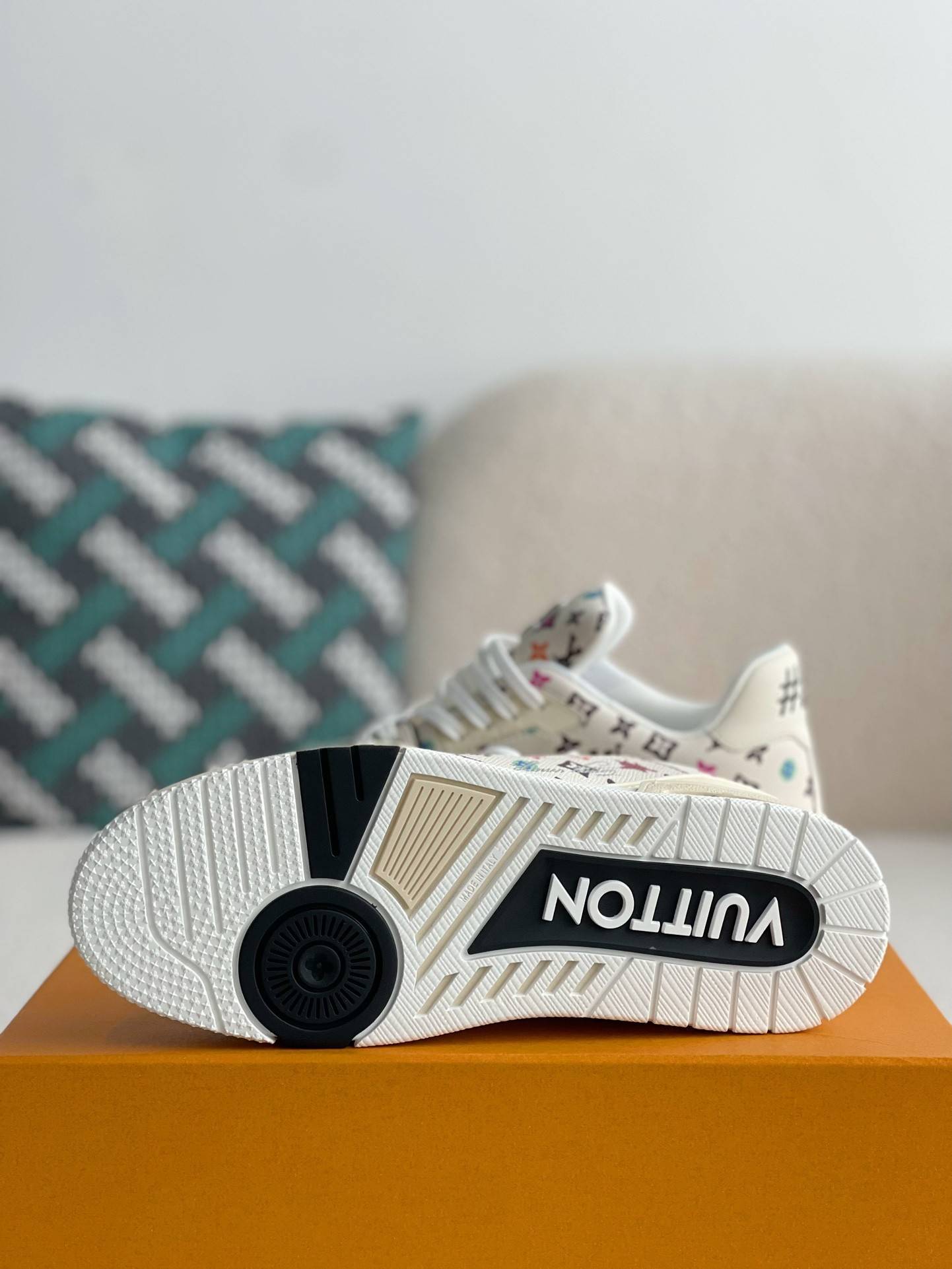 L*V SNEAKERS