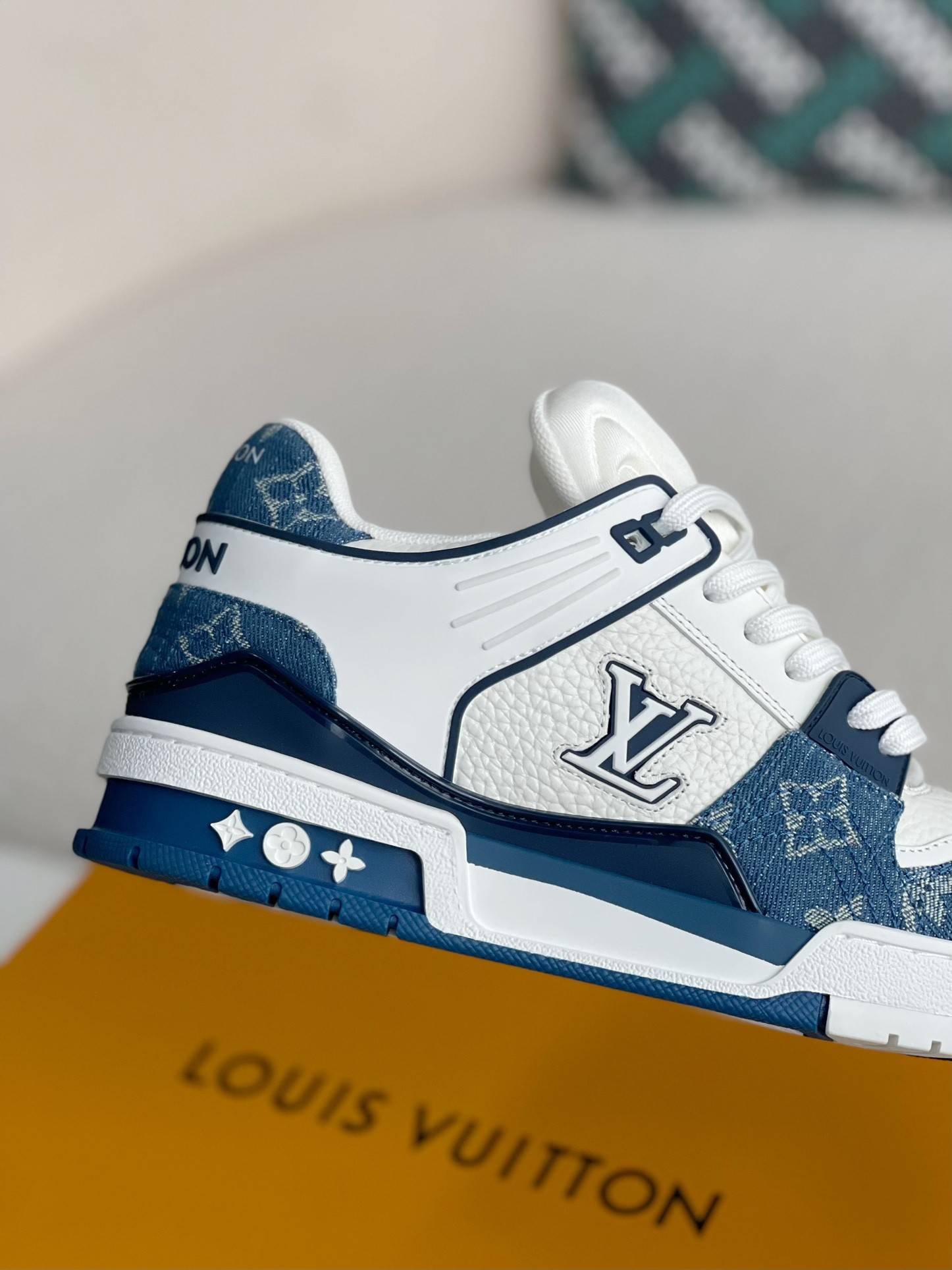 L*V SNEAKERS