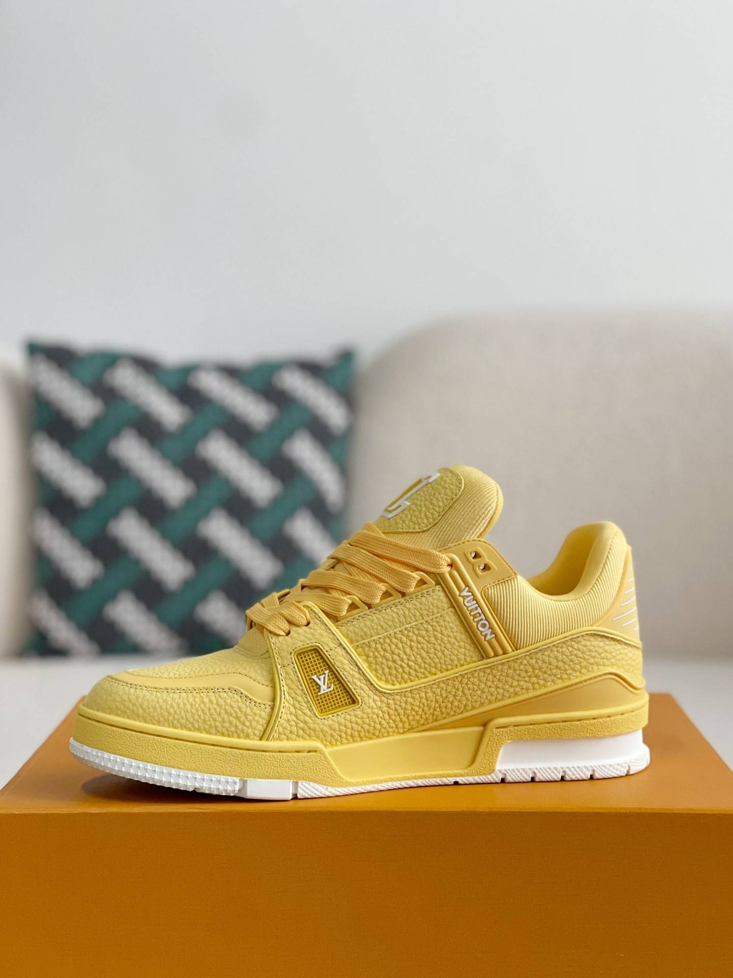 L*V SNEAKERS
