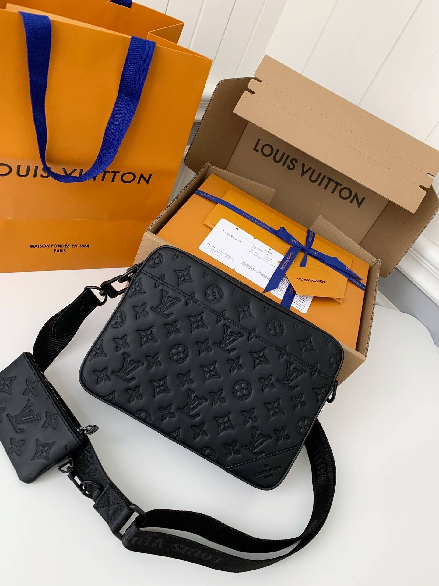 L*V DUO messenger bag M69827 SIZE:26*18.5*5cm