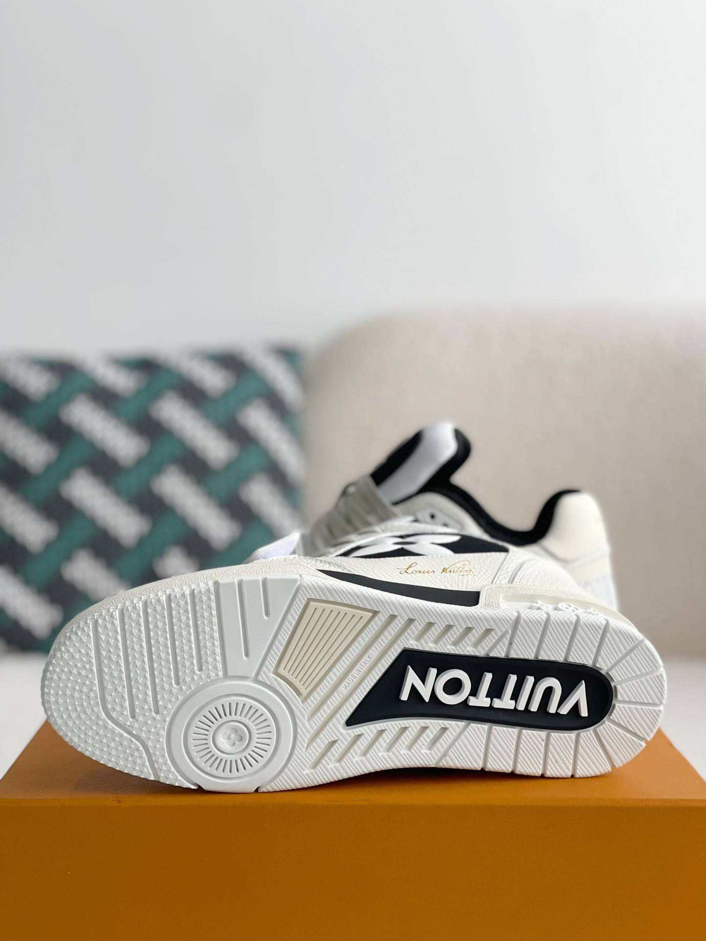 L*V SNEAKERS