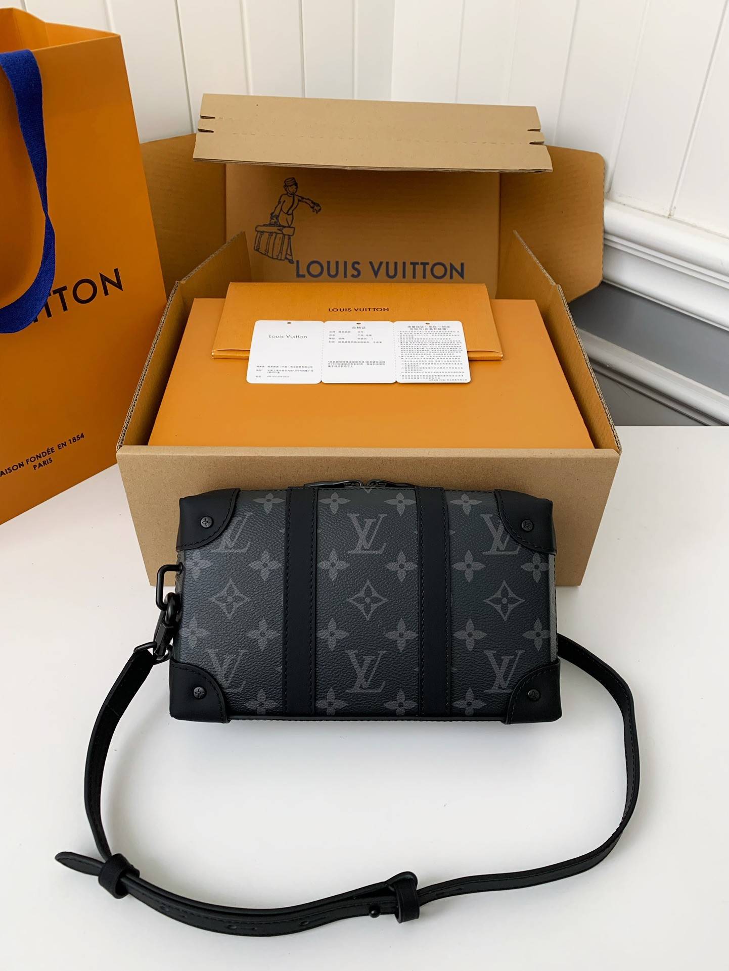 L*V''s new Sac Plat Horizontal Zippé men''s black flower briefcase M45165 Size: 22.5*14*5cm