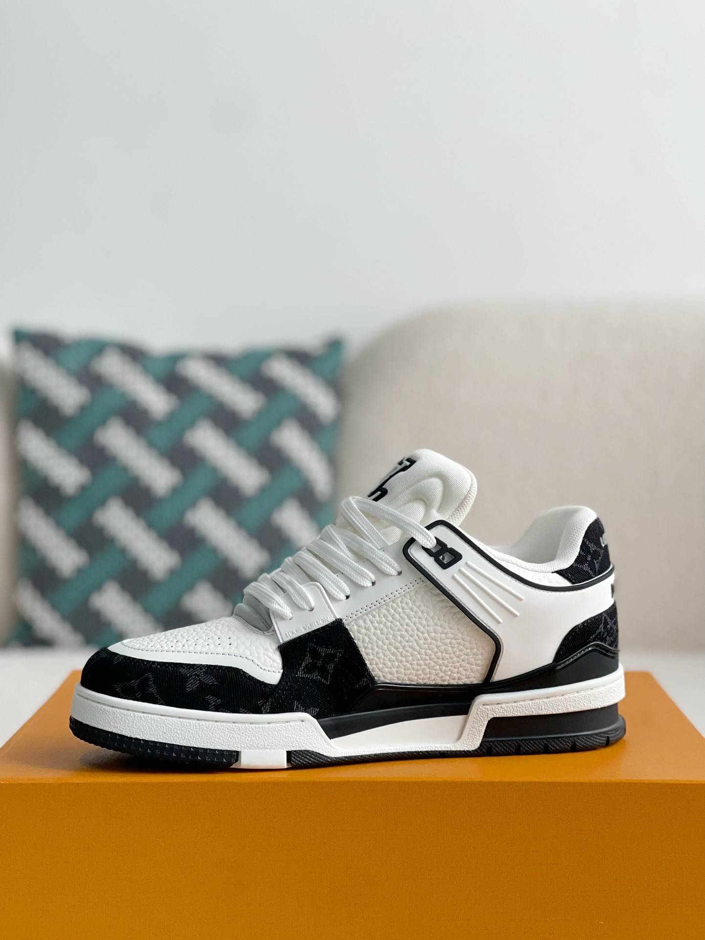 L*V SNEAKERS