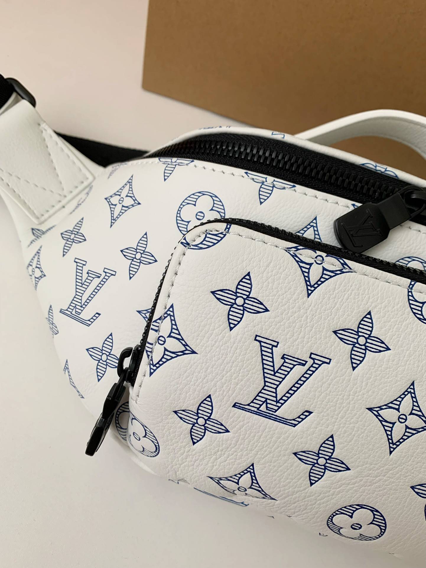 New L*V RUSH waist bag M25227 Size: 30*15*8cm