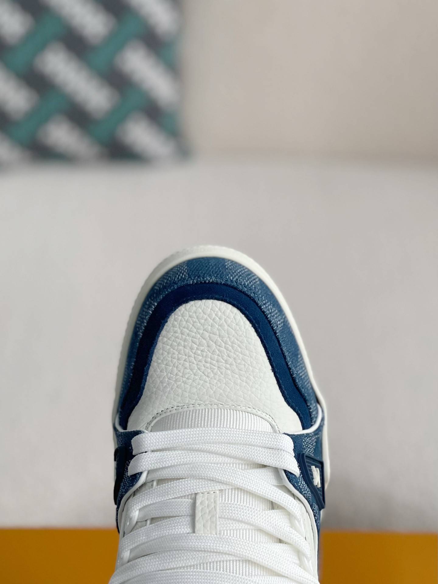 L*V SNEAKERS