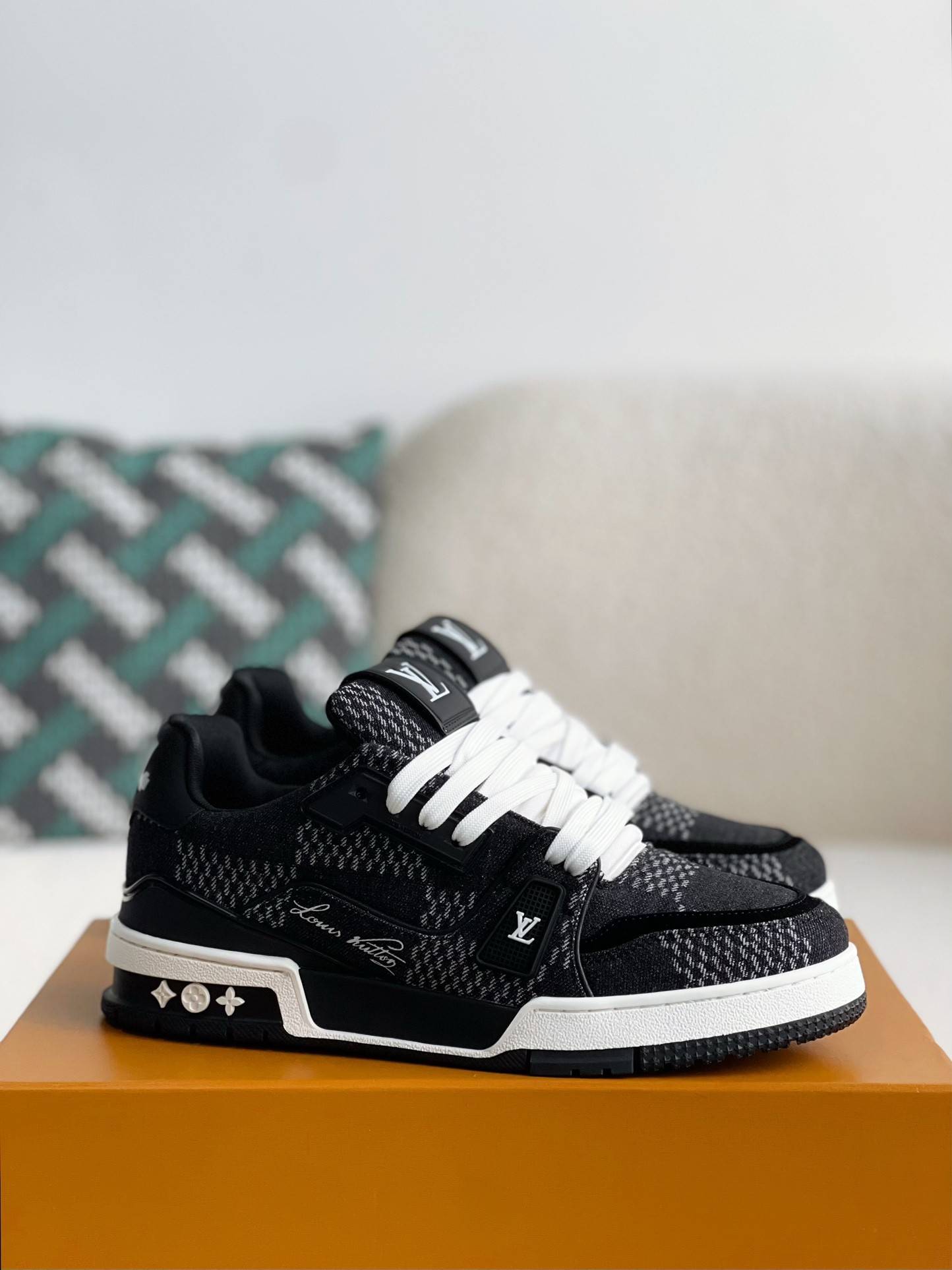 L*V SNEAKERS