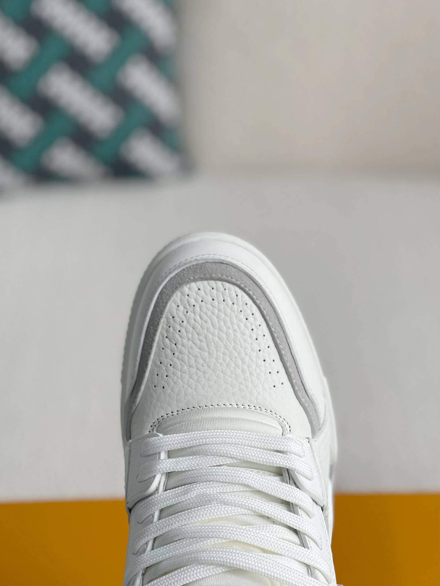 L*V SNEAKERS