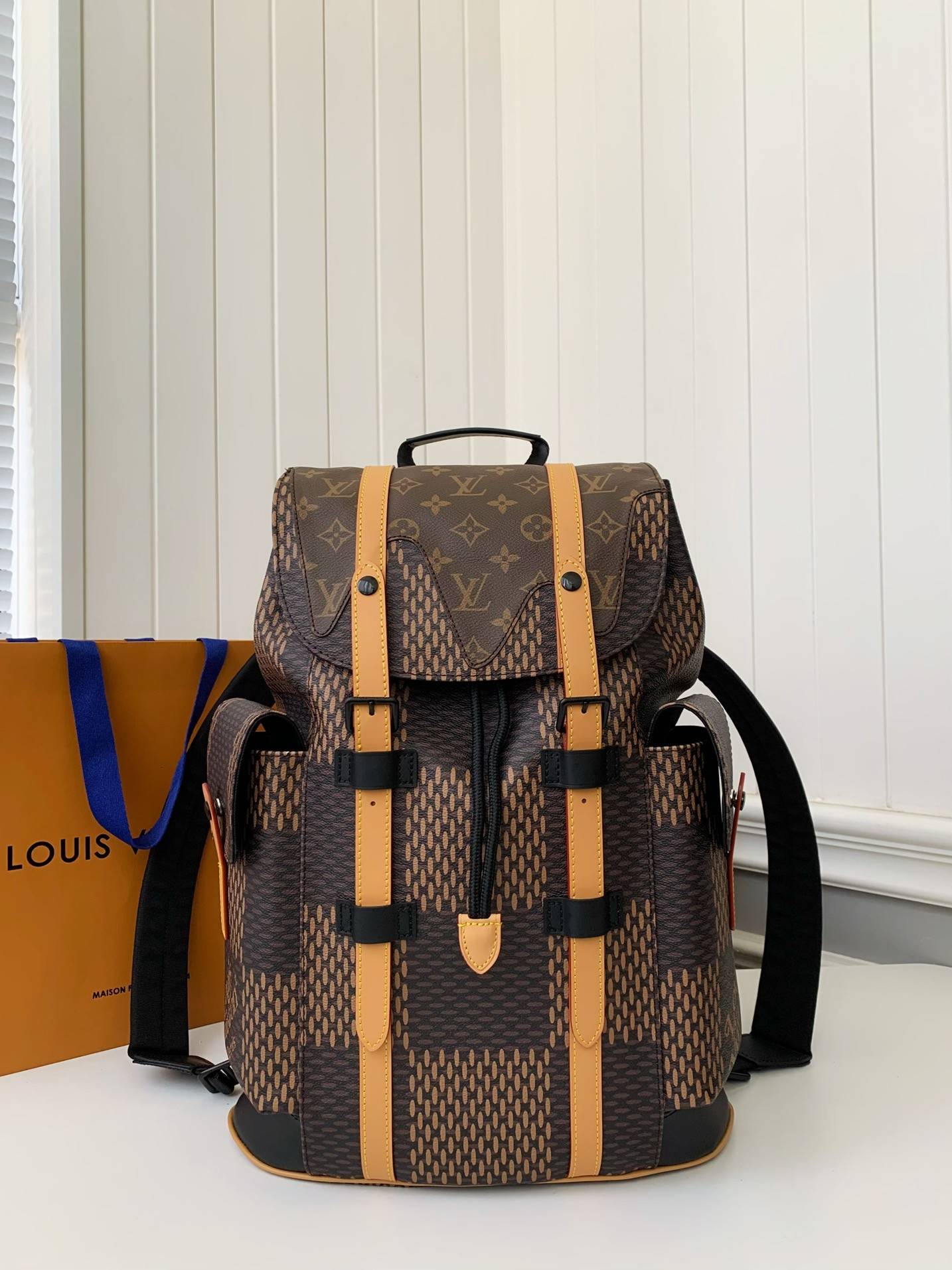 L*V Medium-sized men’s matching colored backpack M40350 Size:38*44*21cm