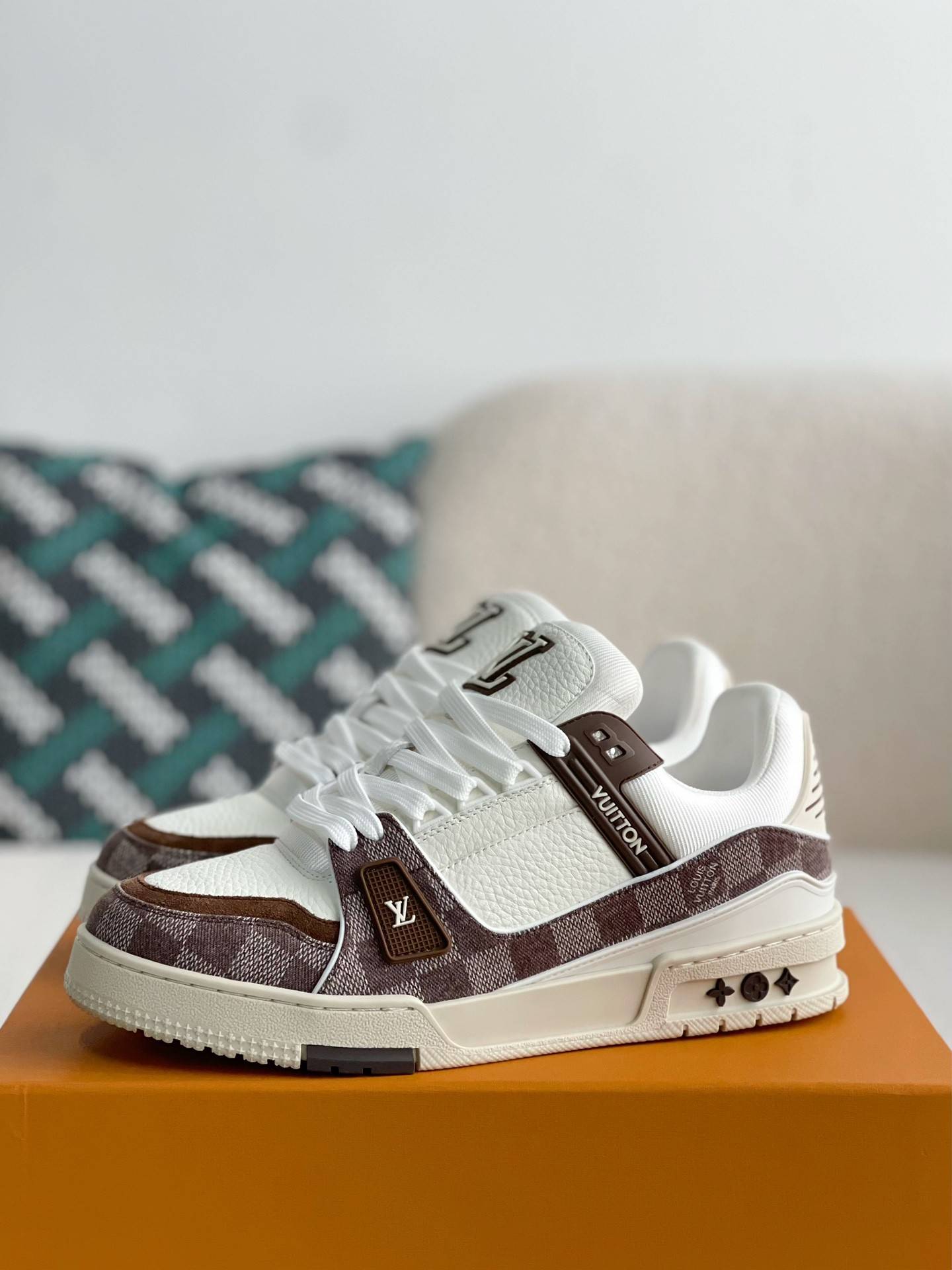 L*V TRAINER SNEAKERS