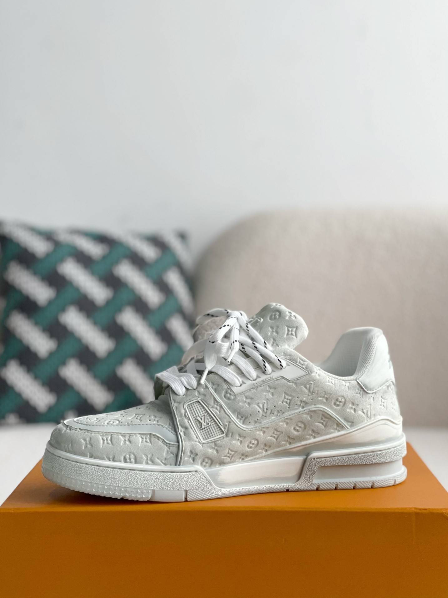 L*V TRAINER SNEAKERS