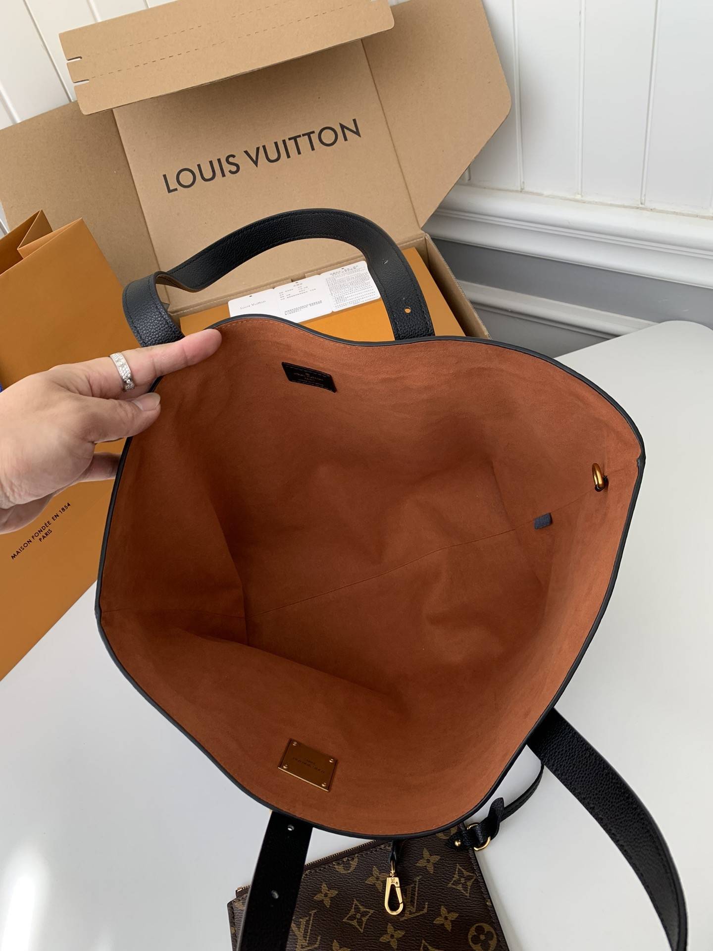L*V Low Key Cabas Mid -number Handbag M25343 Size: 30*14*47cm