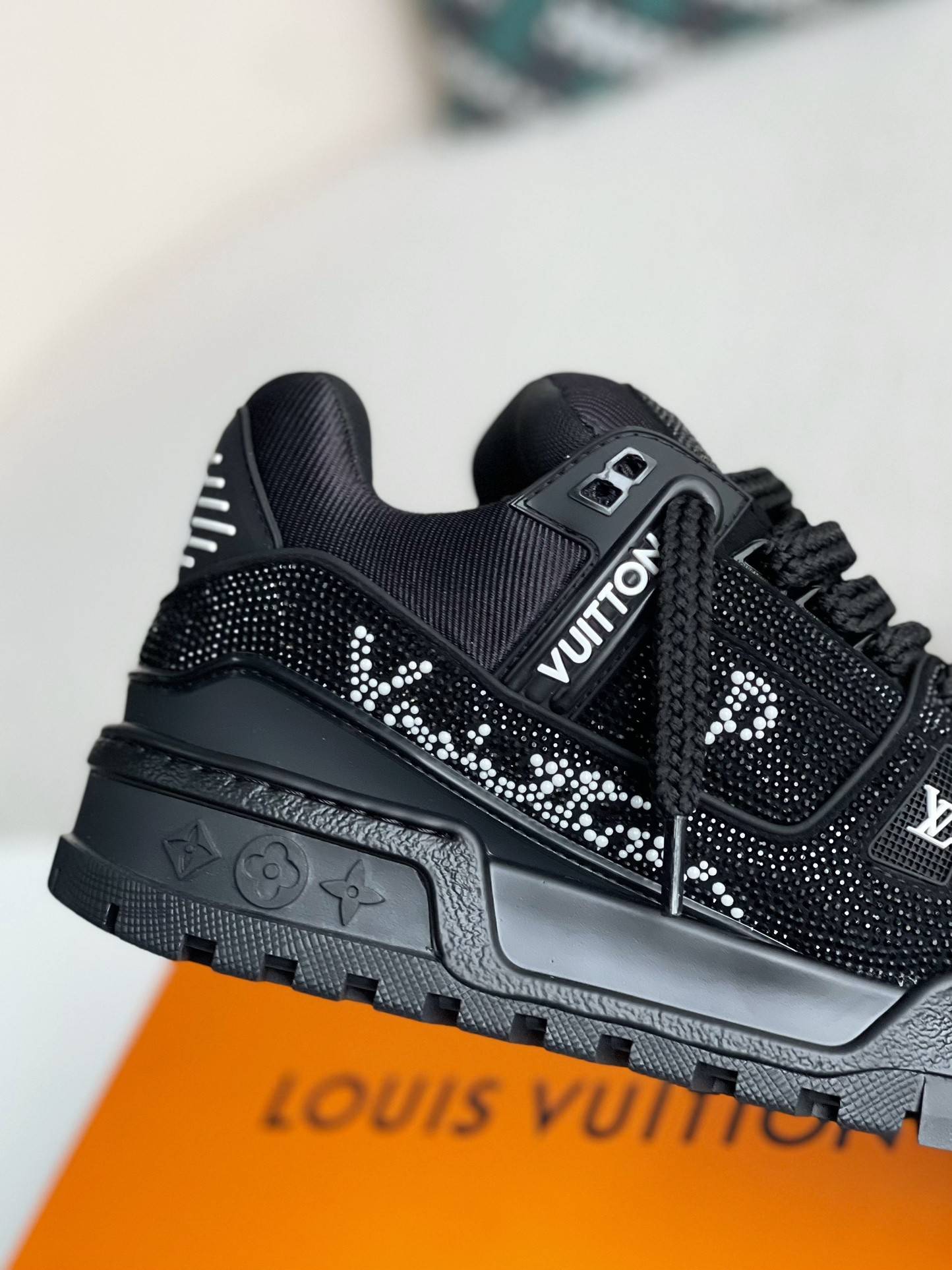 L*V TRAINER Sneakers