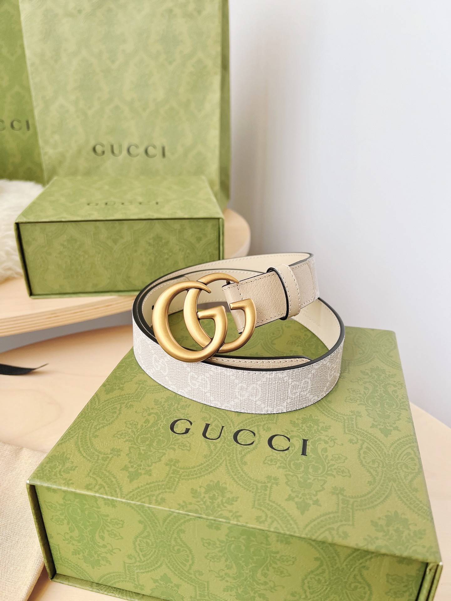 G*u*i ladies belt