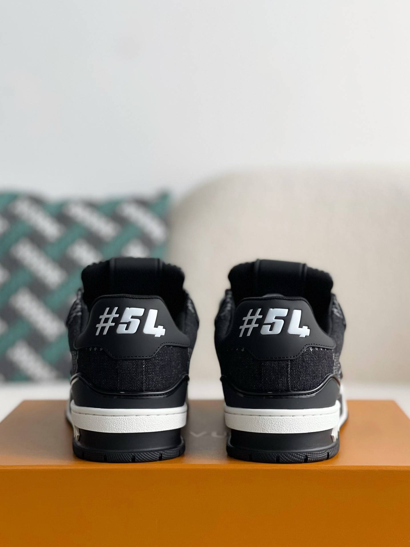 L*V SNEAKERS
