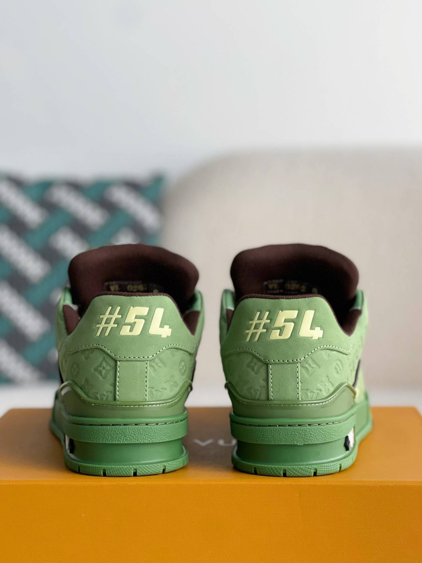 L*V SNEAKERS