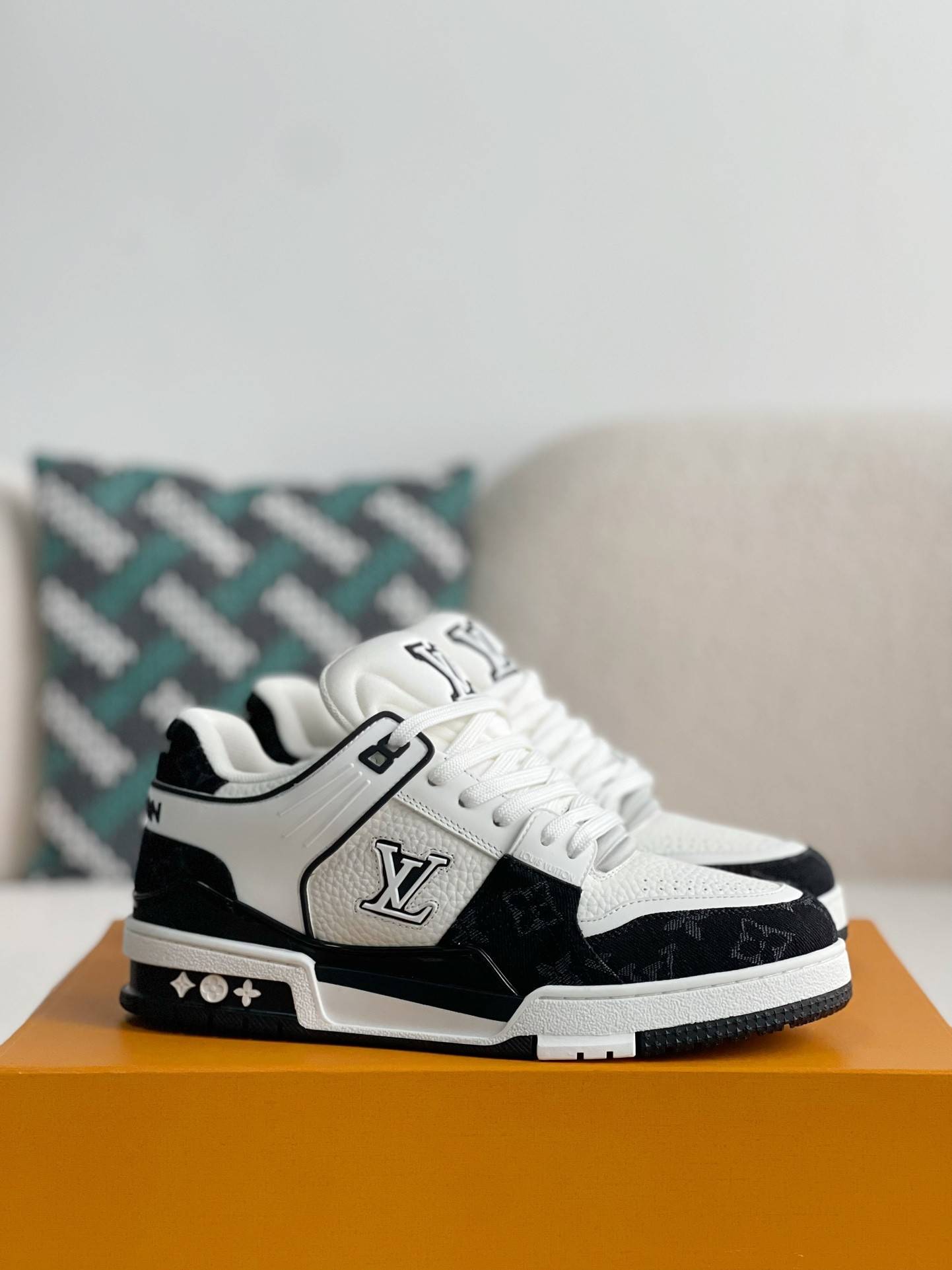 L*V SNEAKERS