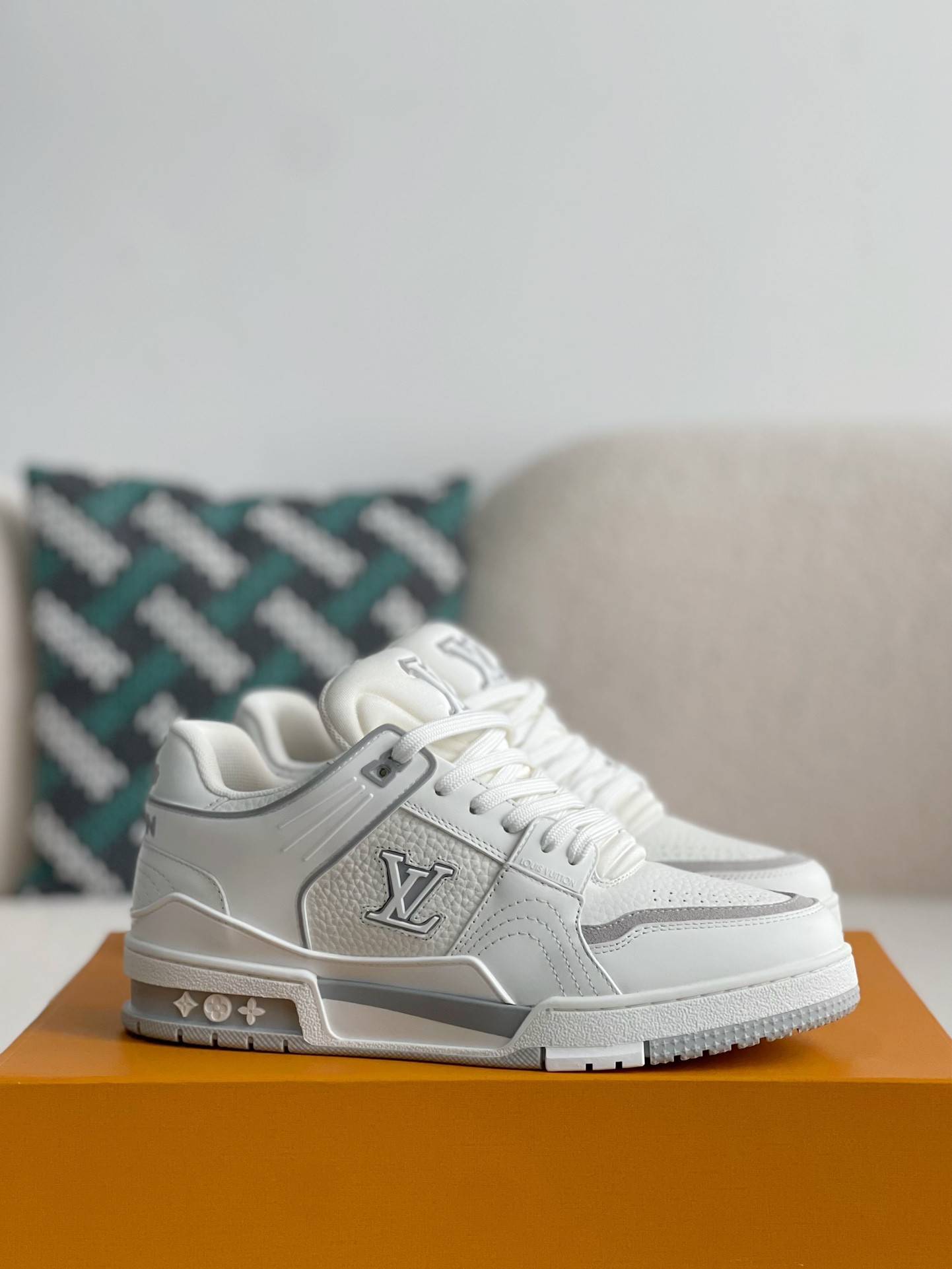 L*V SNEAKERS