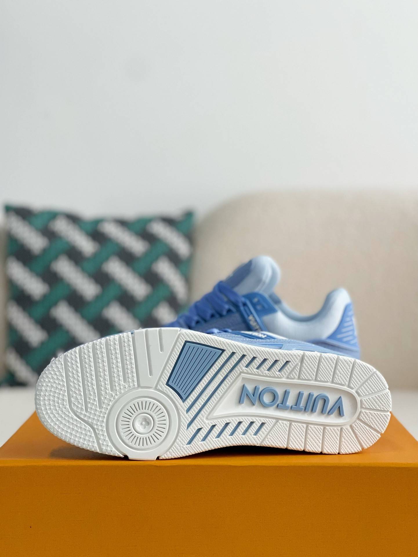 L*V SNEAKERS