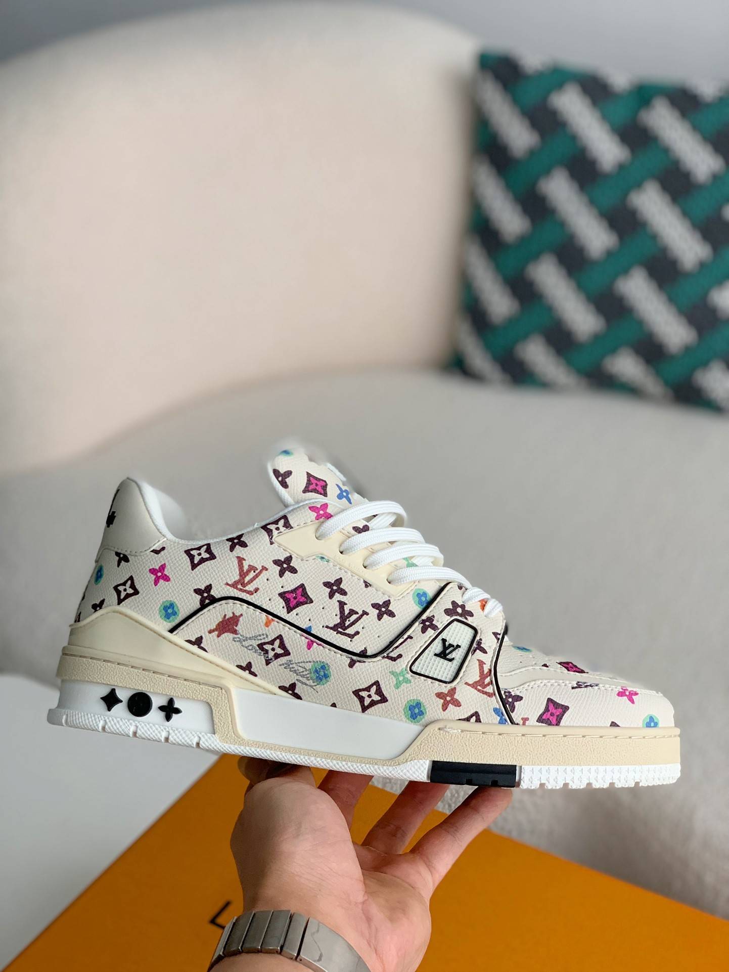 L*V SNEAKERS