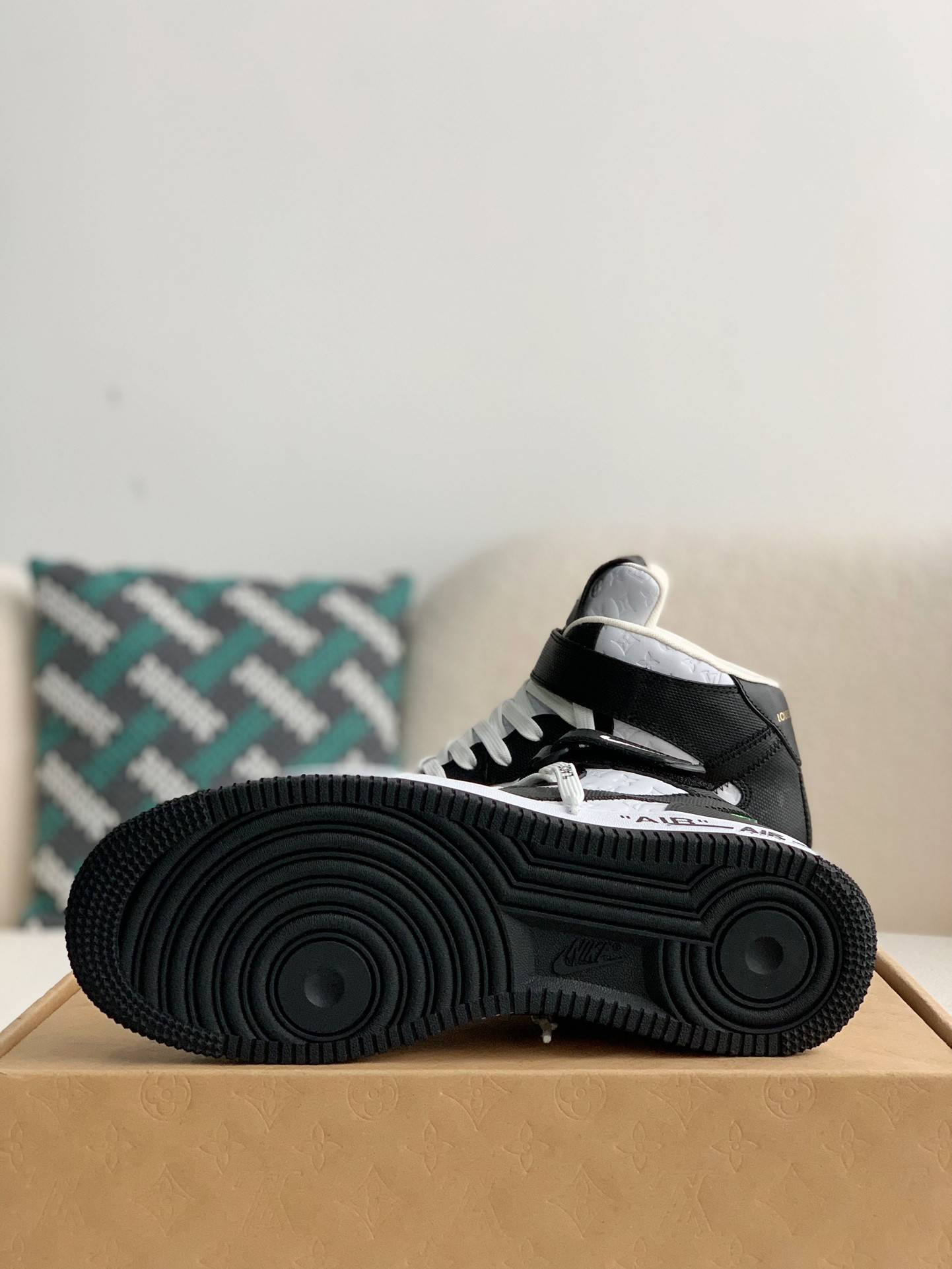 L*V SNEAKERS