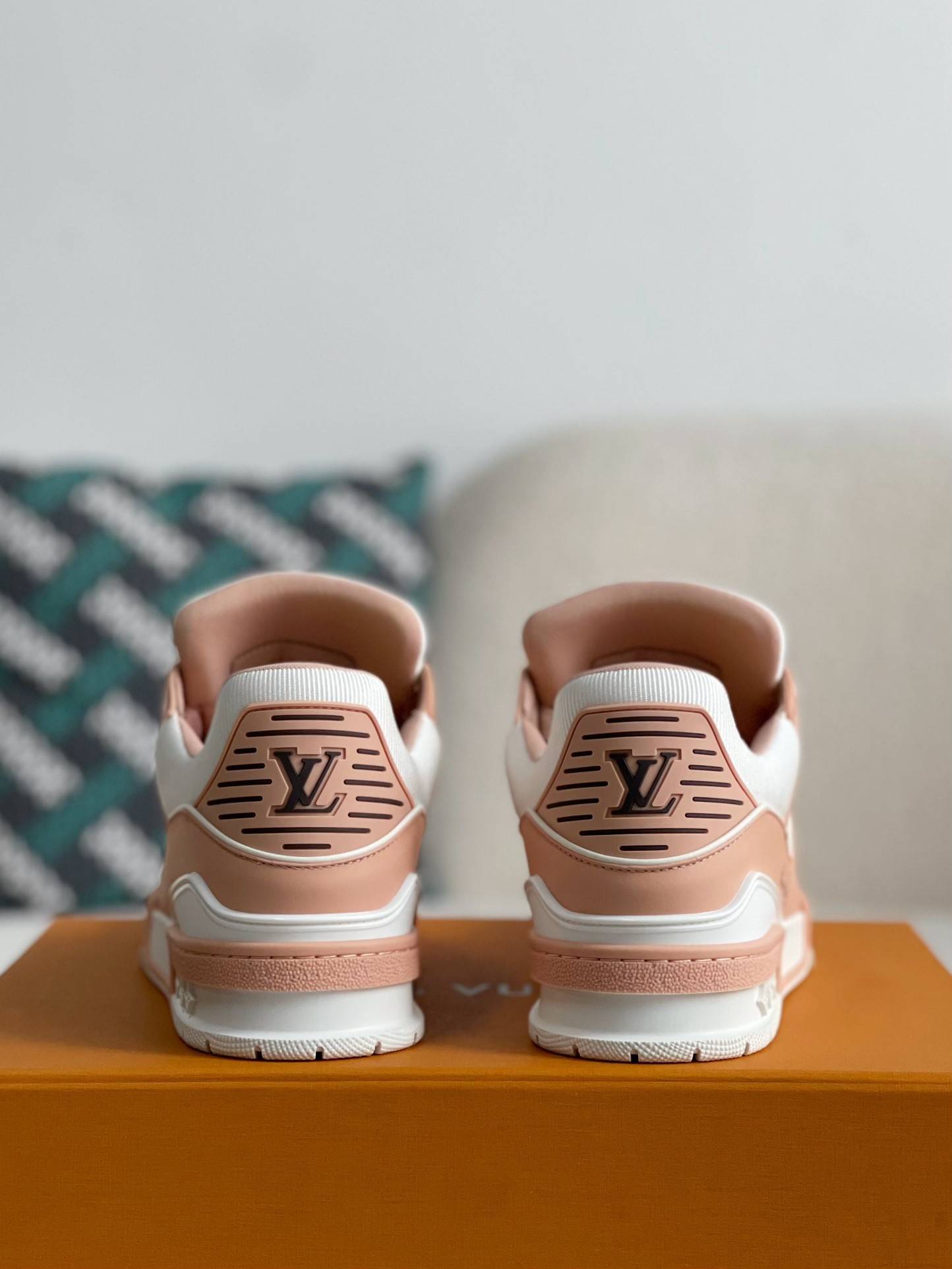 L*V SNEAKERS
