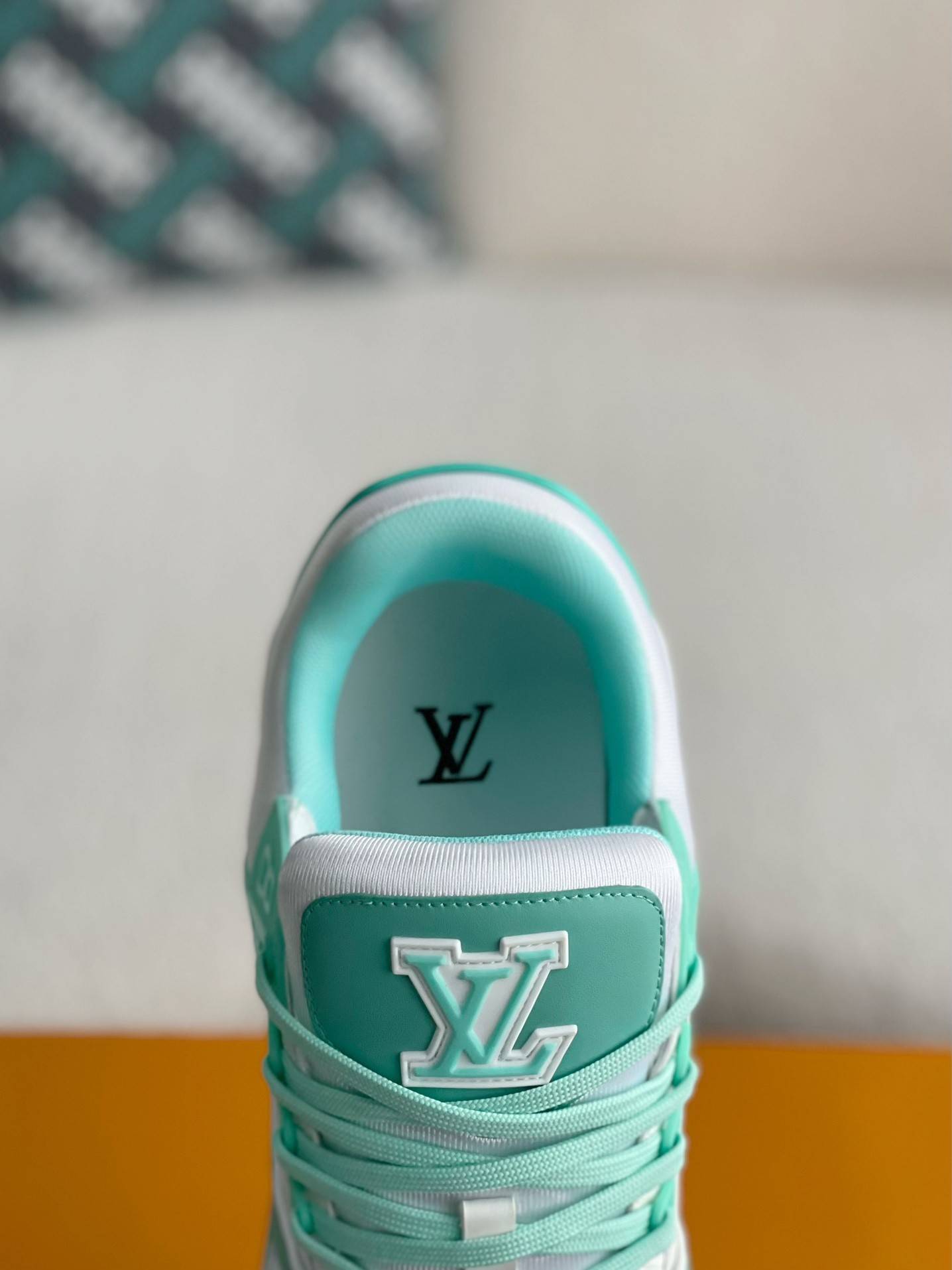 L*V SNEAKERS