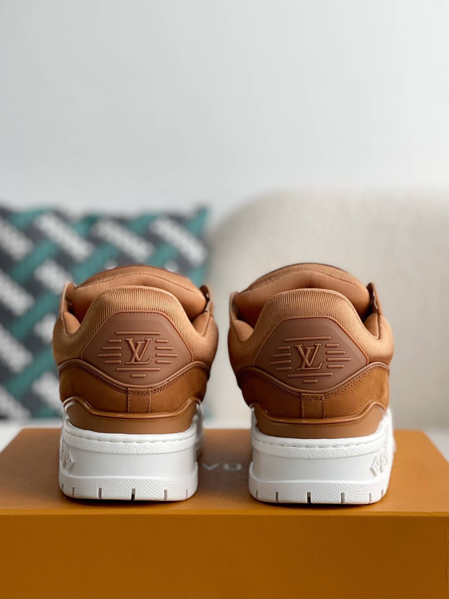 L*V TRAINER SNEAKERS