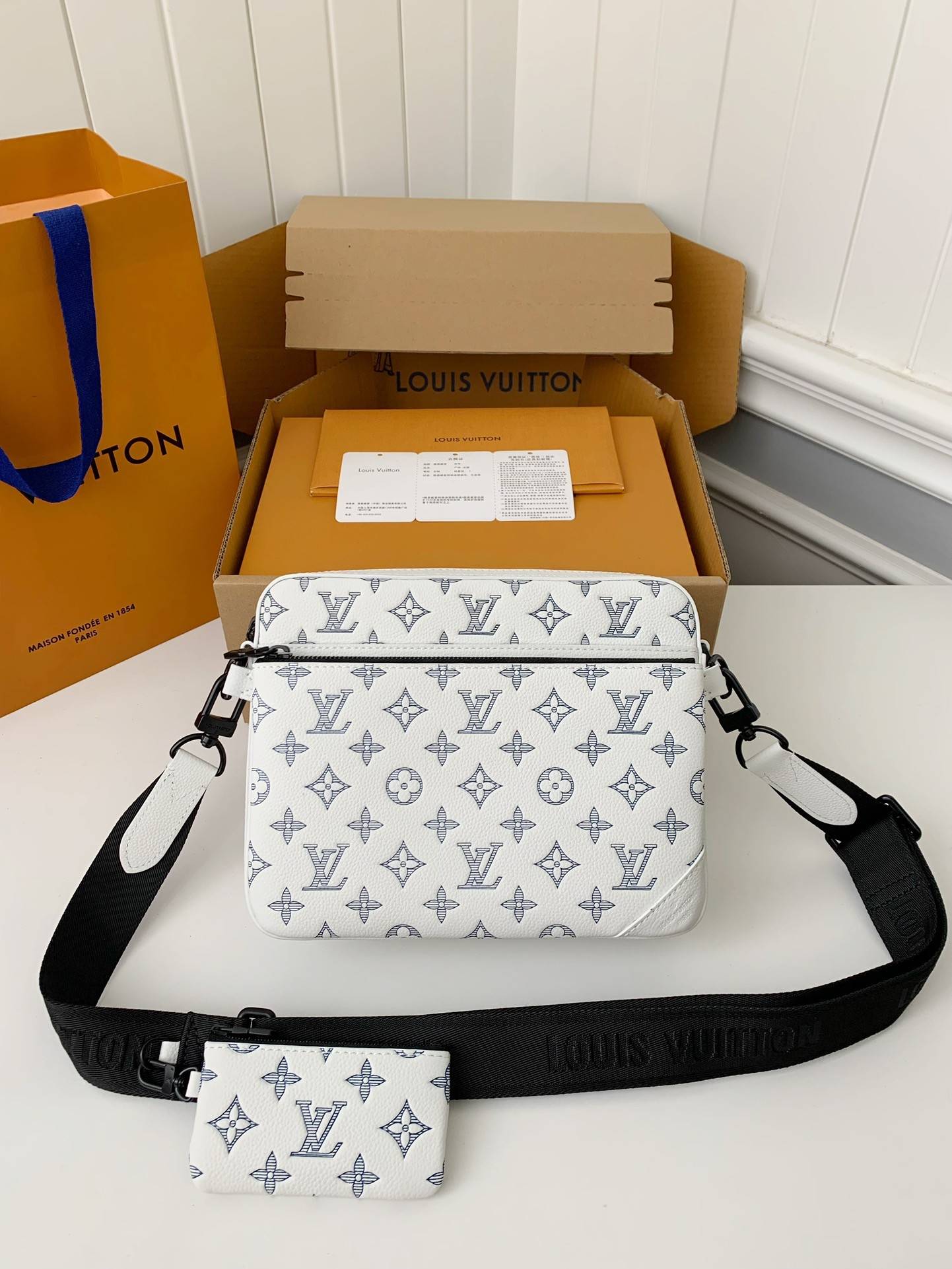 L*V The new TRIO Postman Pack M24753 Size: 25*18.5*7cm