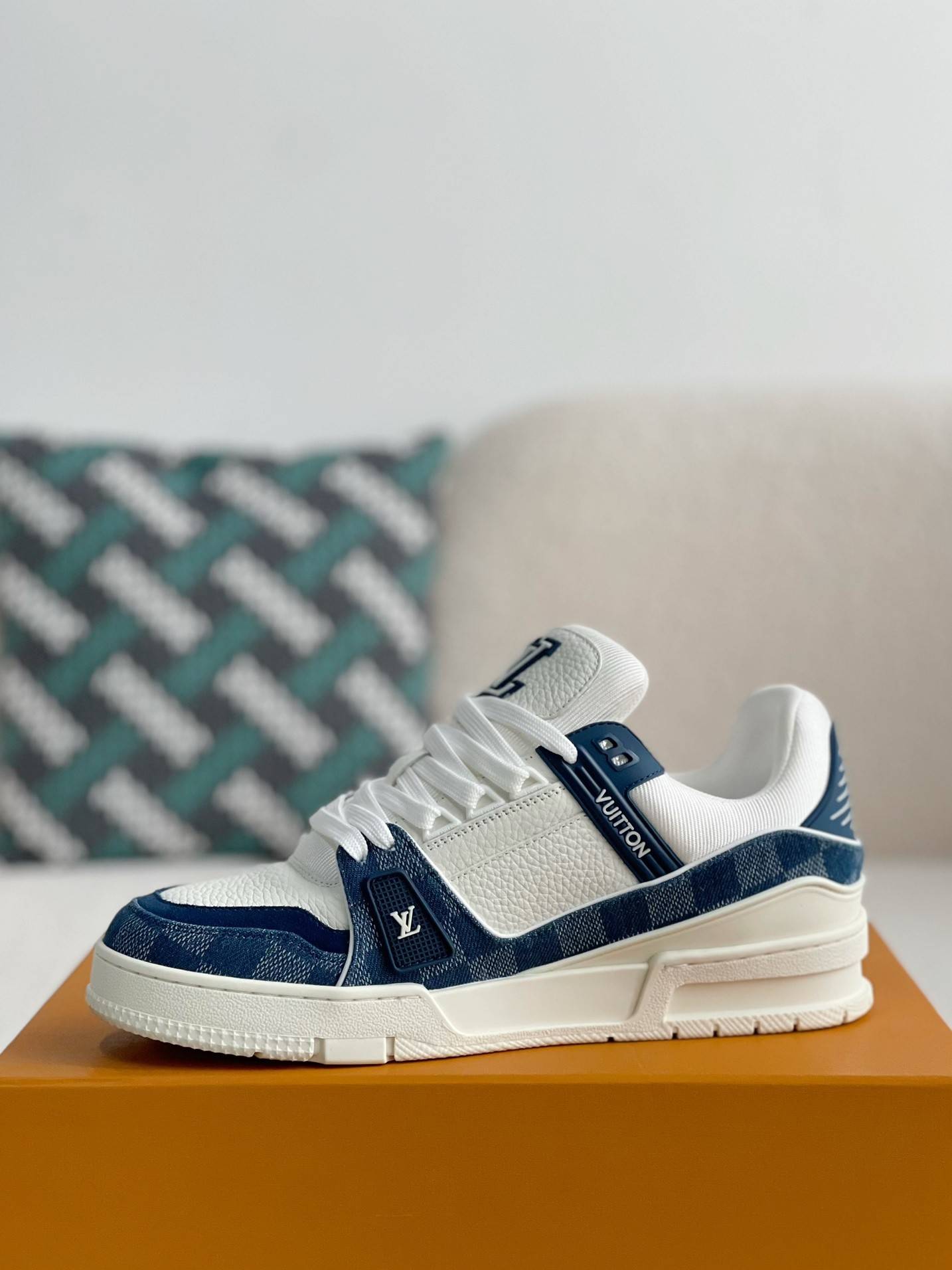 L*V SNEAKERS