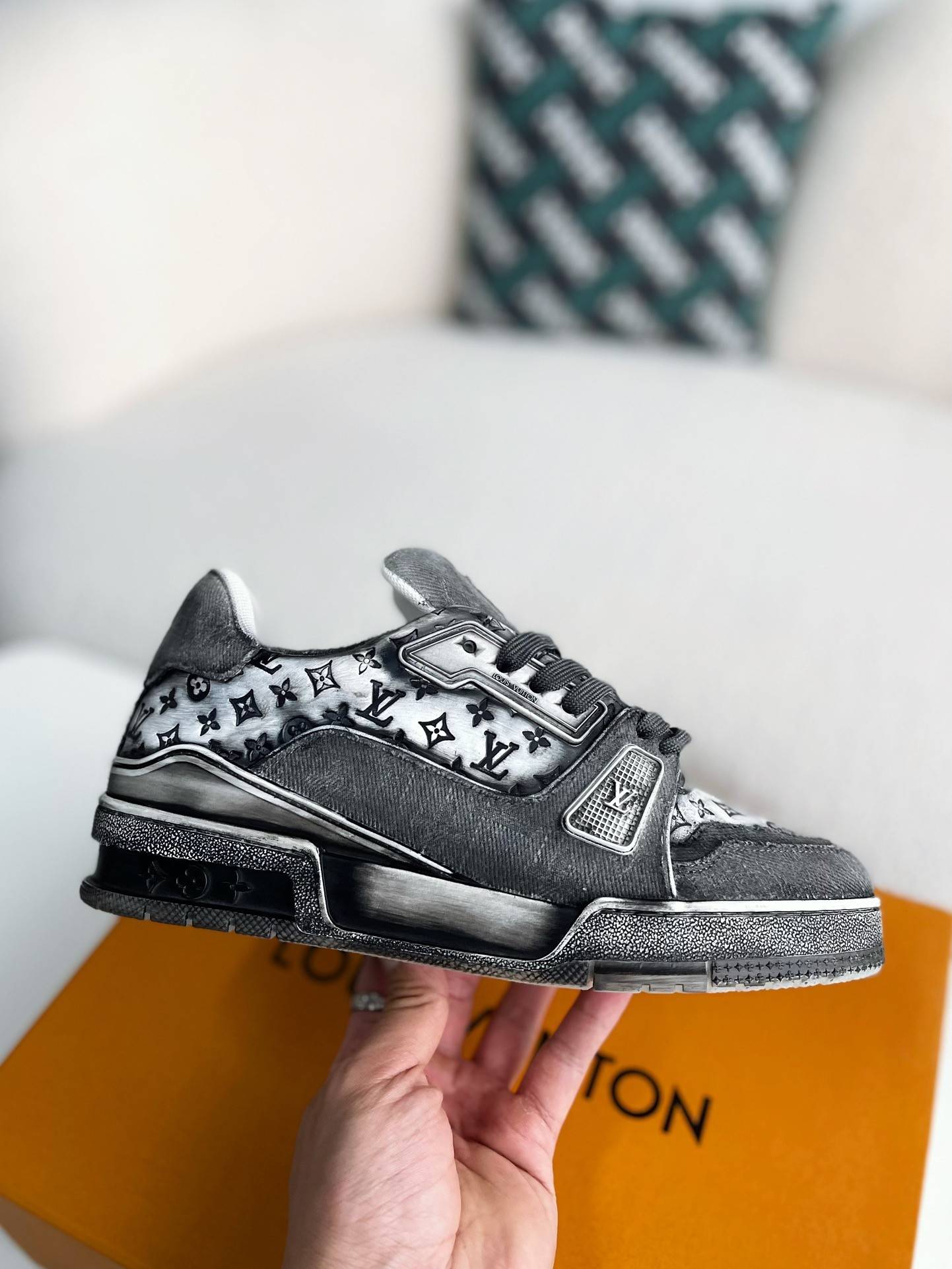 L*V TRAINER SNEAKERS