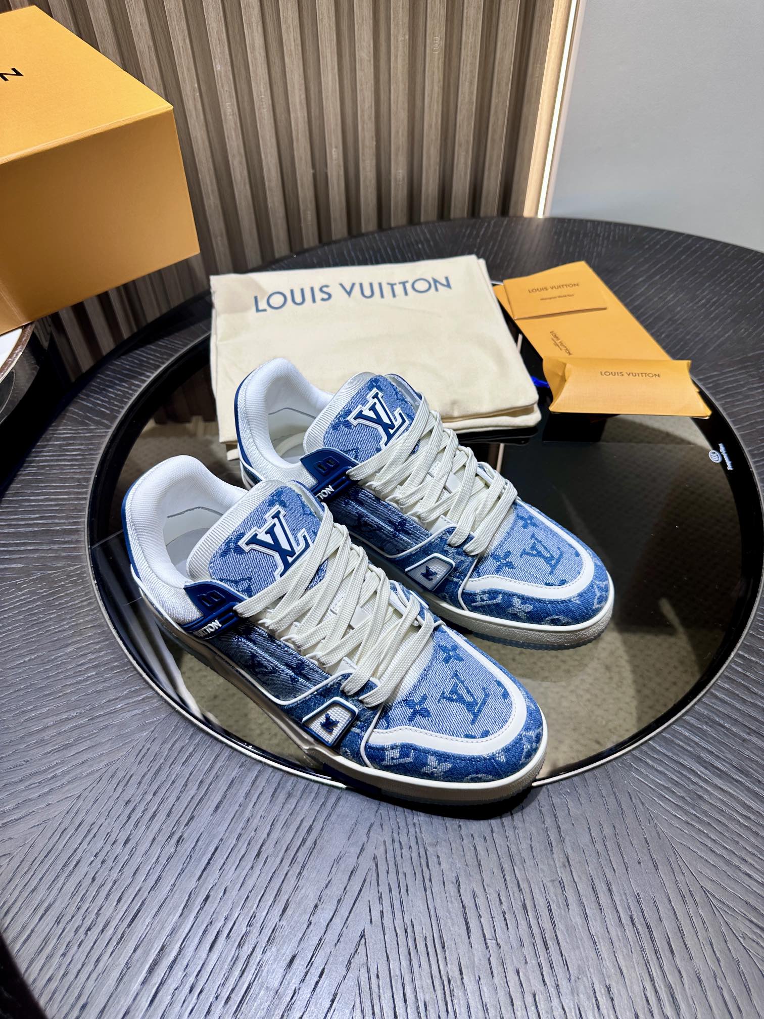 L*V TRAINER Sneakers 1ADHHV