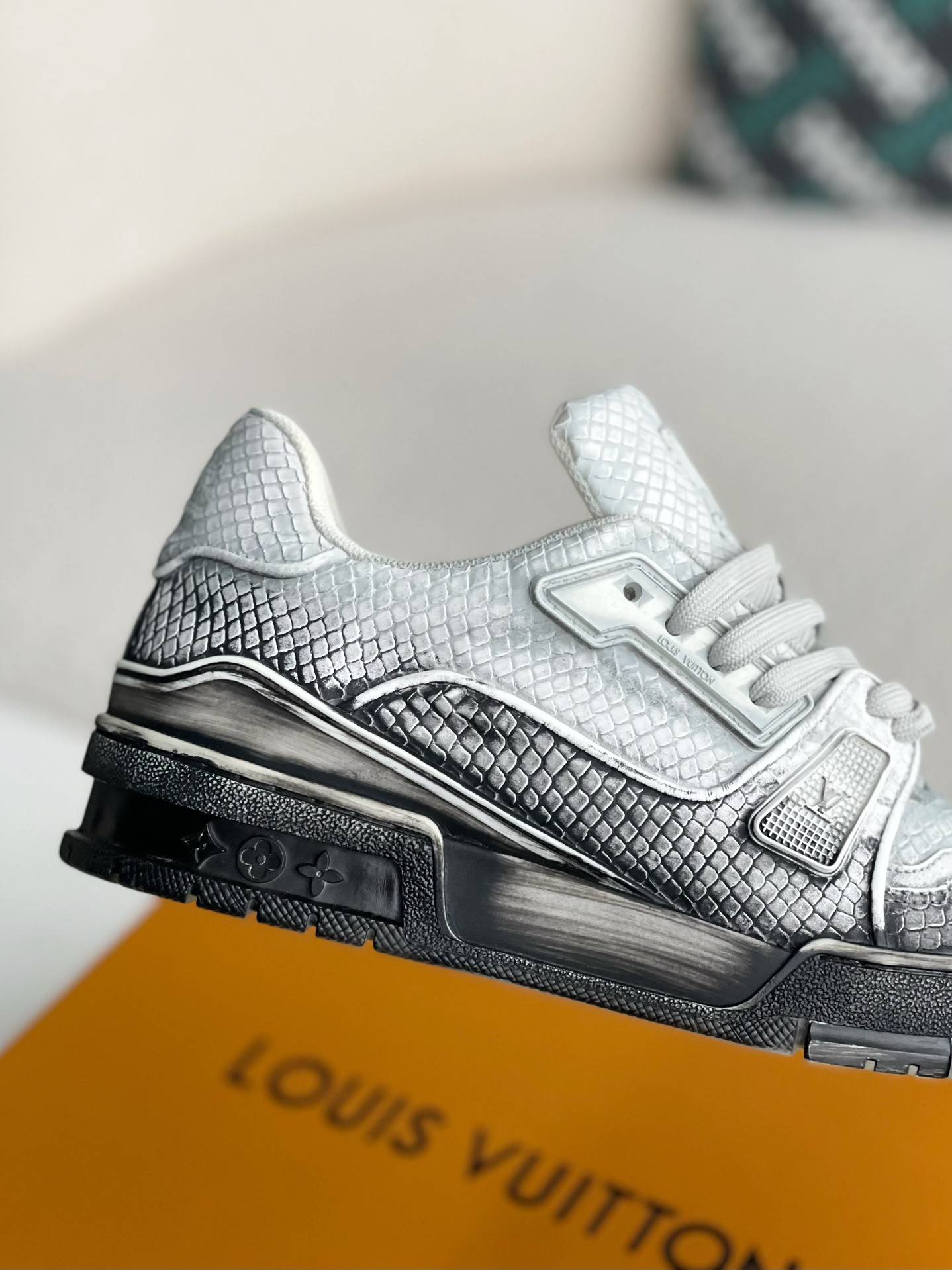 L*V TRAINER SNEAKERS