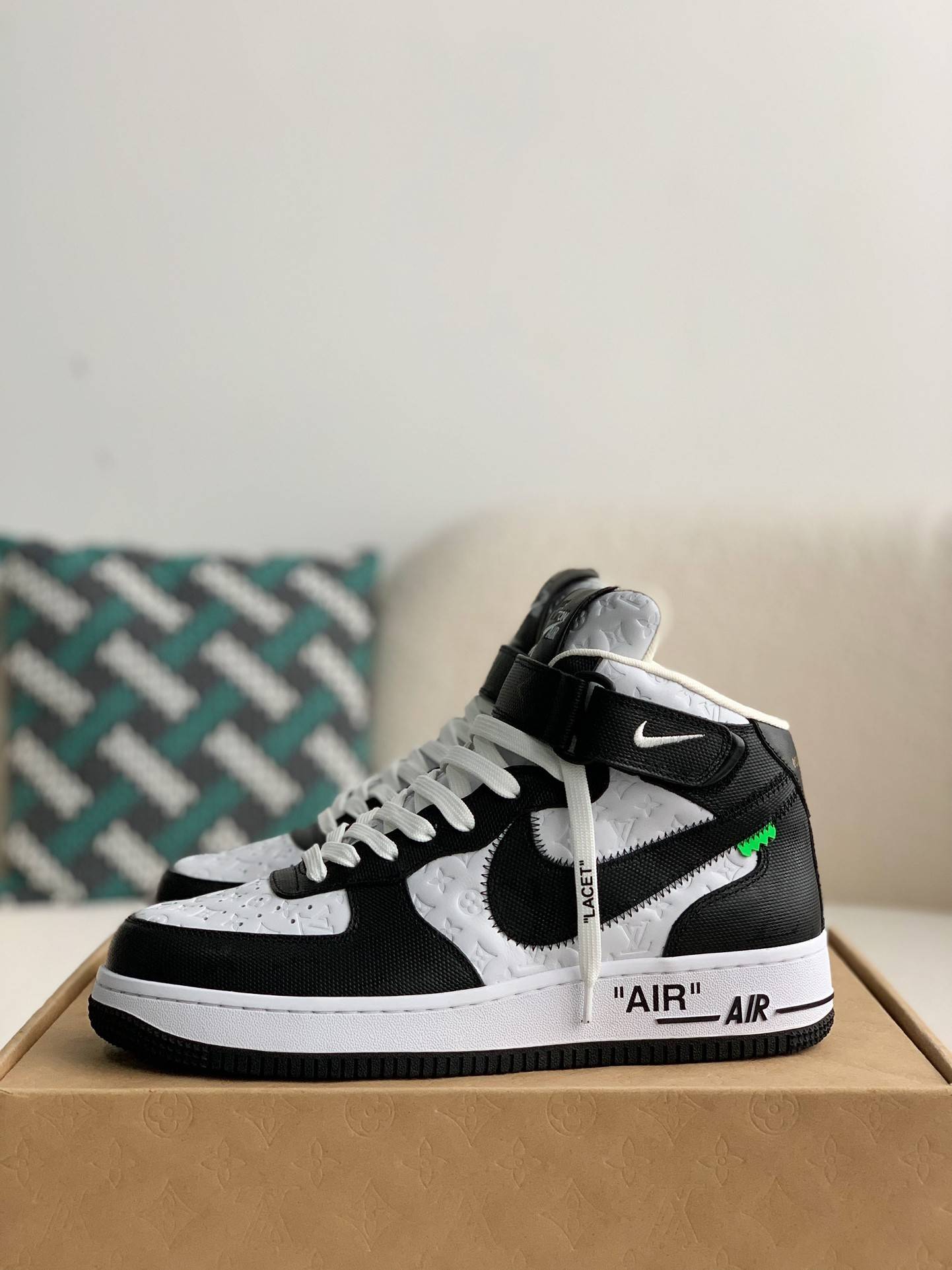 L*V SNEAKERS