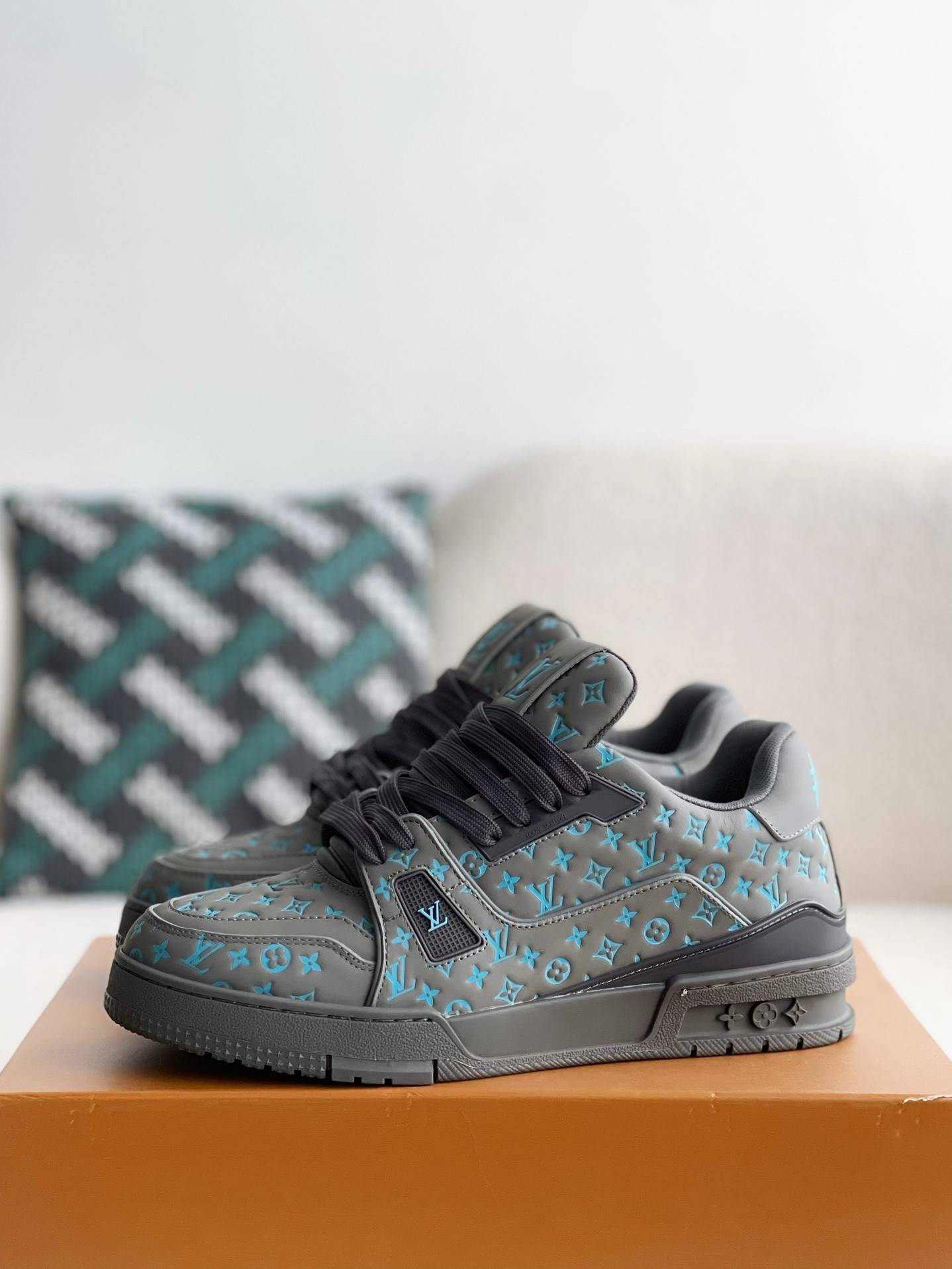 L*V TRAINER SNEAKERS